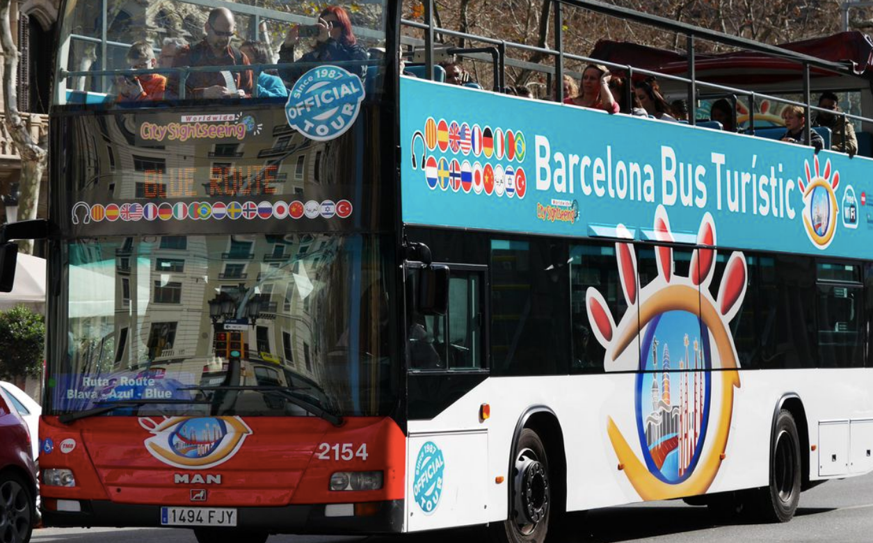 Bus turístic circulant a Barcelona / Vicente Zambrano González