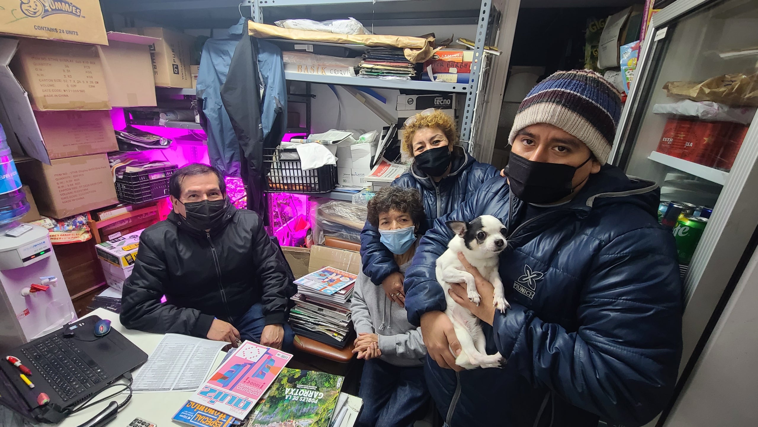 La família de la Jakeline Aguilar al quiosc on treballen, que també és casa seva / Edgar Sapiña Manchado