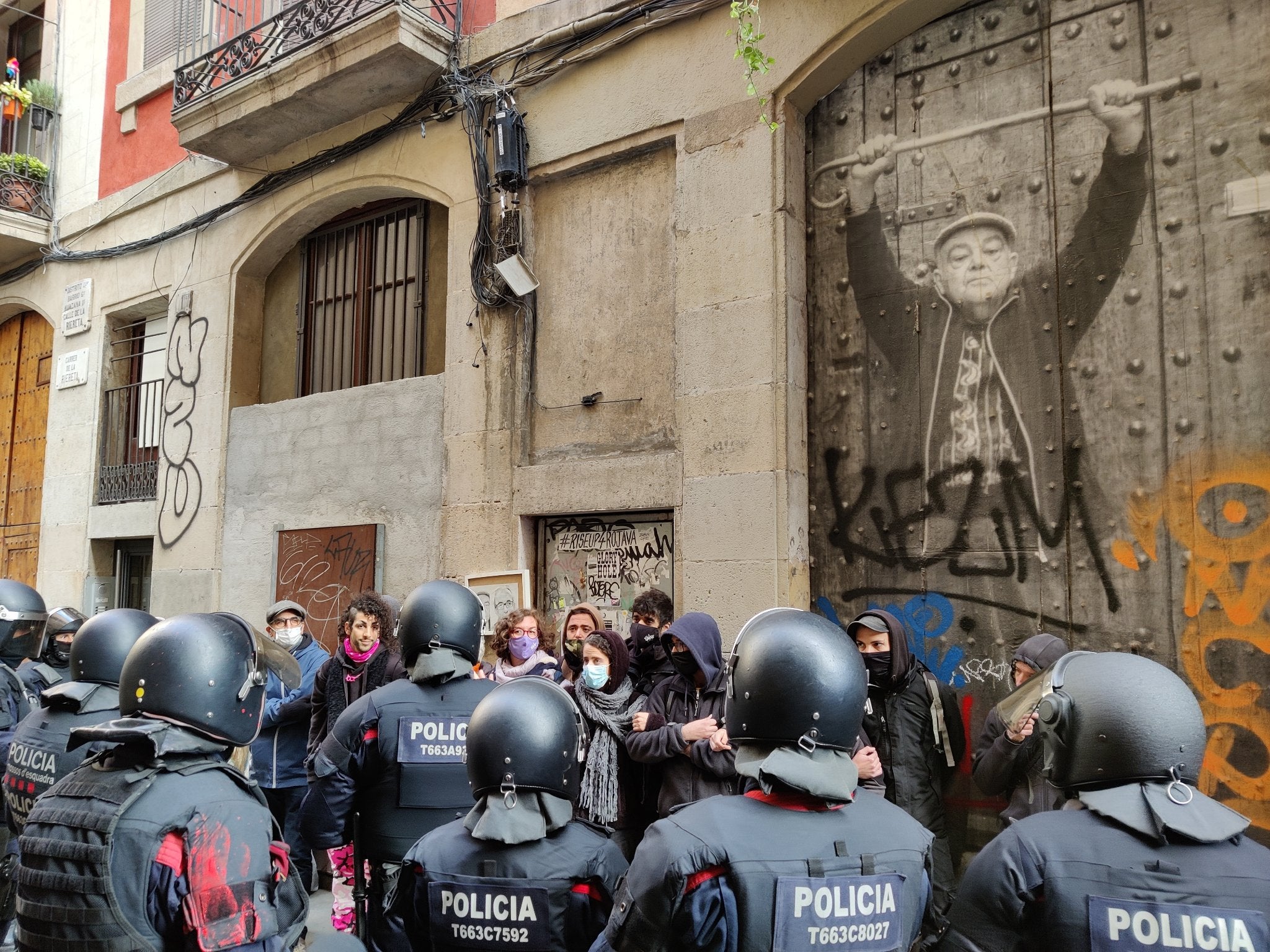 Mossos d'Esquadra a l'entrada del pis del Raval desallotjat aquest matí / João França/Cedida