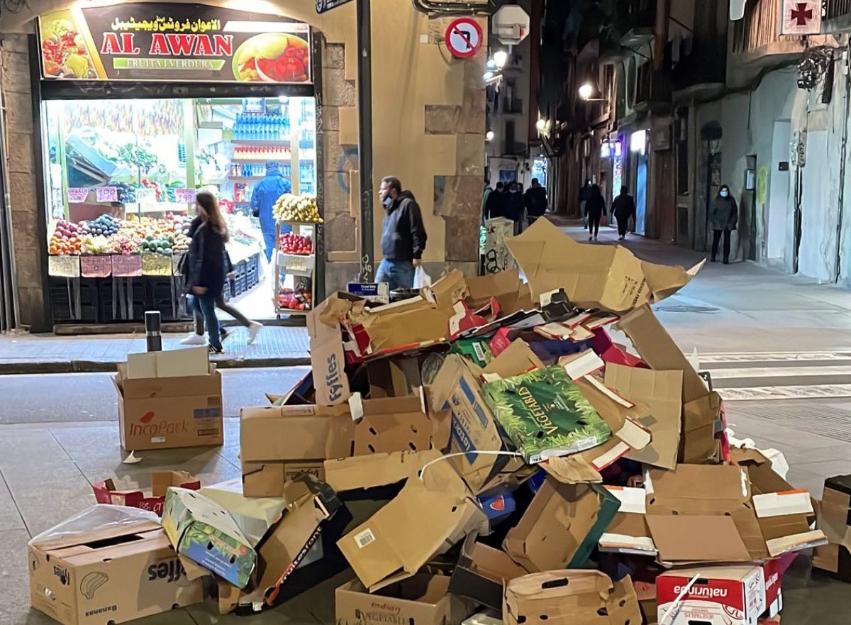 Caixes de cartró amuntegades al carrer dels Salvador del Raval / Twitter