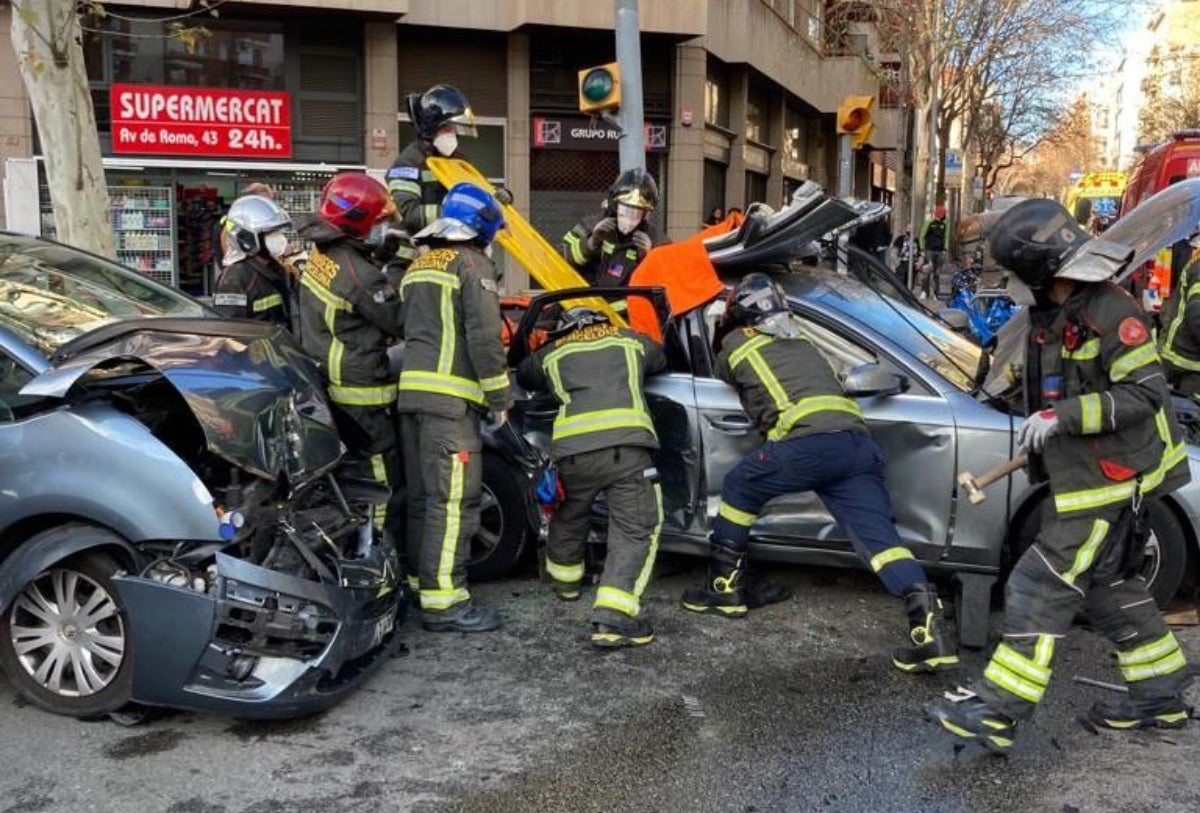 Els bombers rescaten un conductor a l'Eixample / Bombers