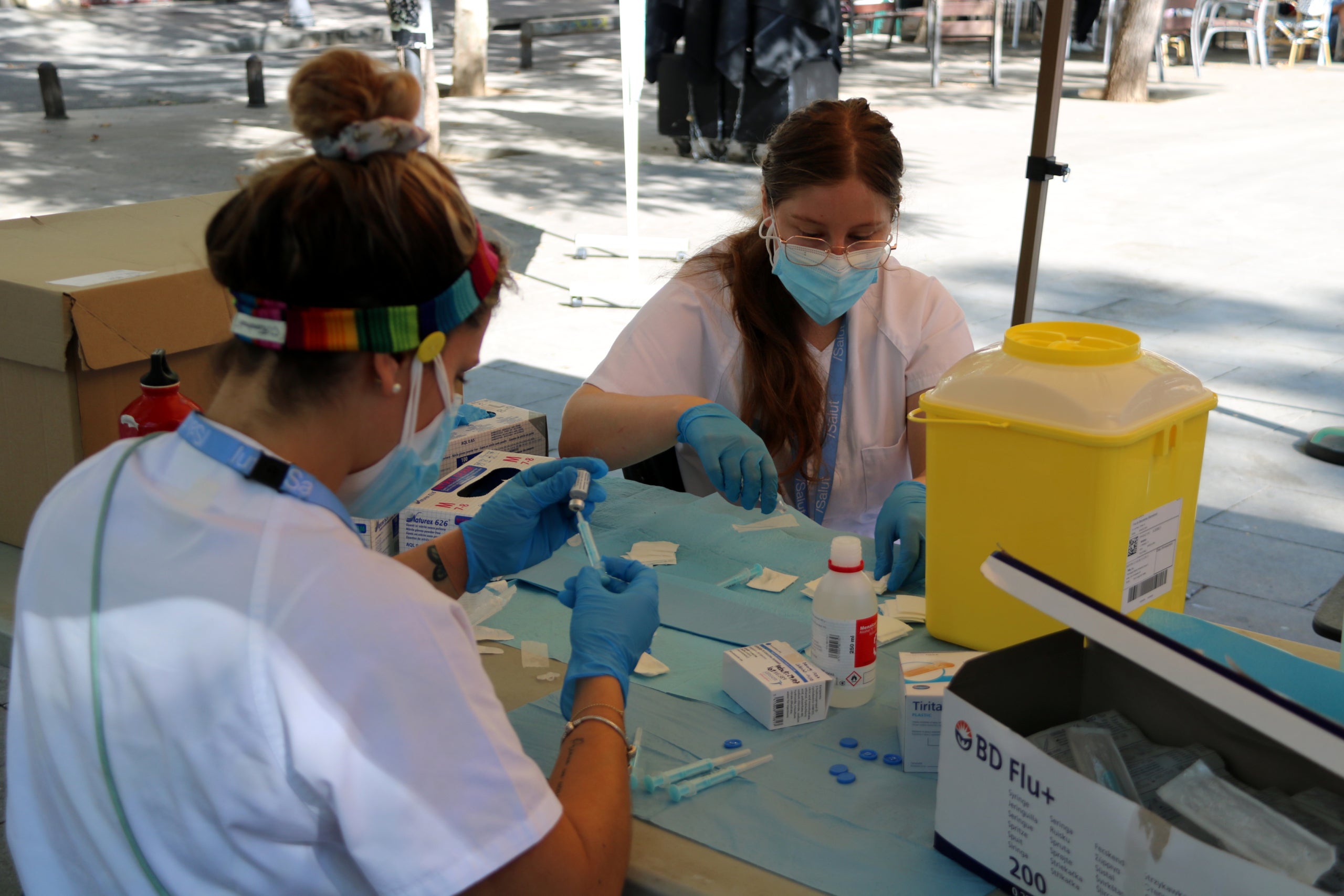 Dues infermeres preparant dosis de la vacuna al punt mòbil instal·lat a la plaça del Sortidor / ACN