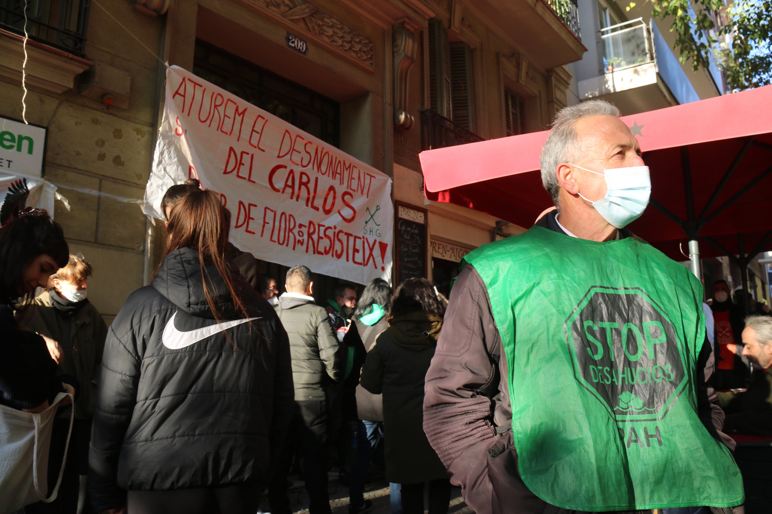 La protesta a les portes de la finca on es vol fer el desnonament / ACN/David Cobo