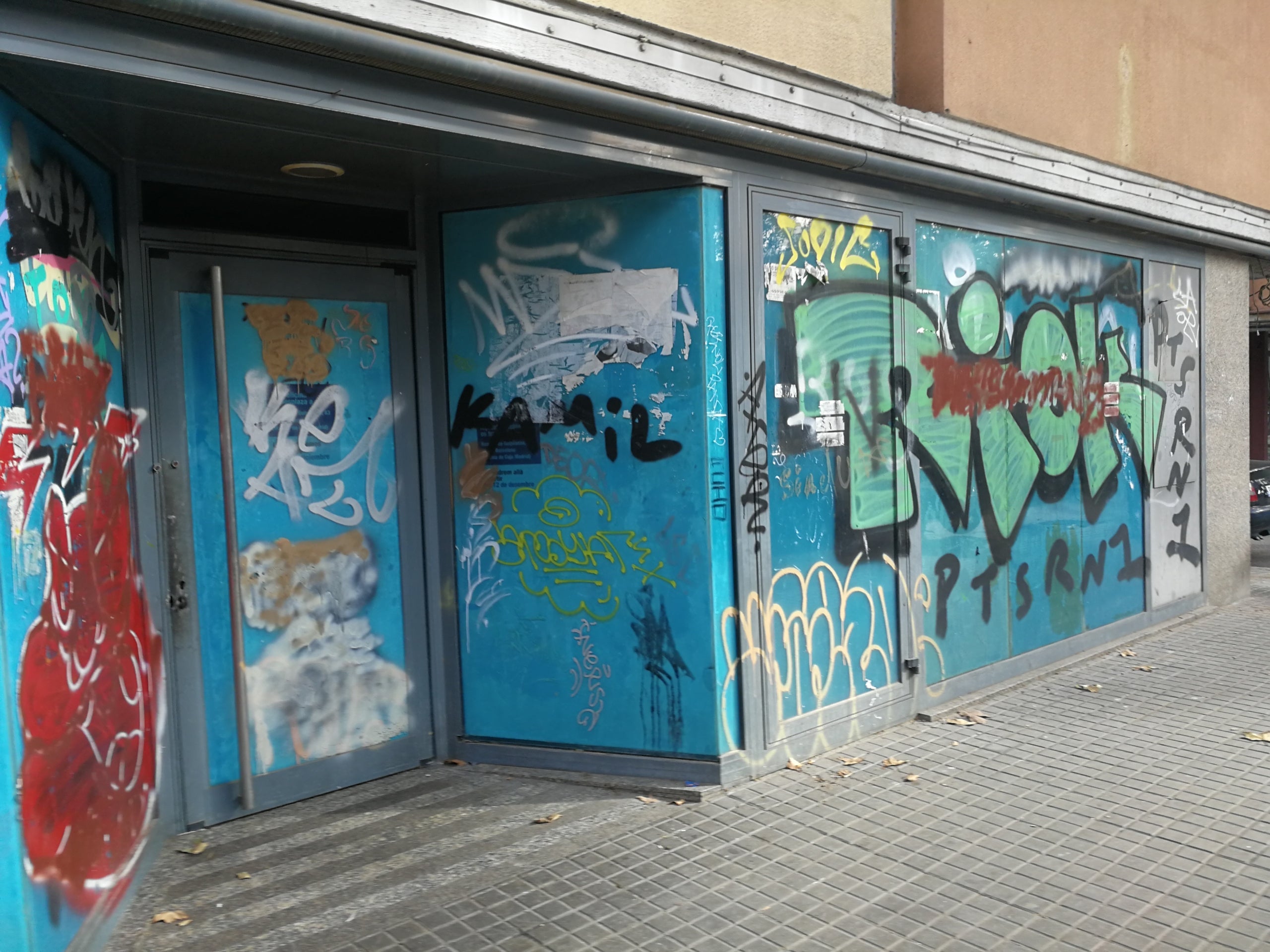 L'exterior de l'oficina bancària abandonada i ocupada al barri del Besòs / JR