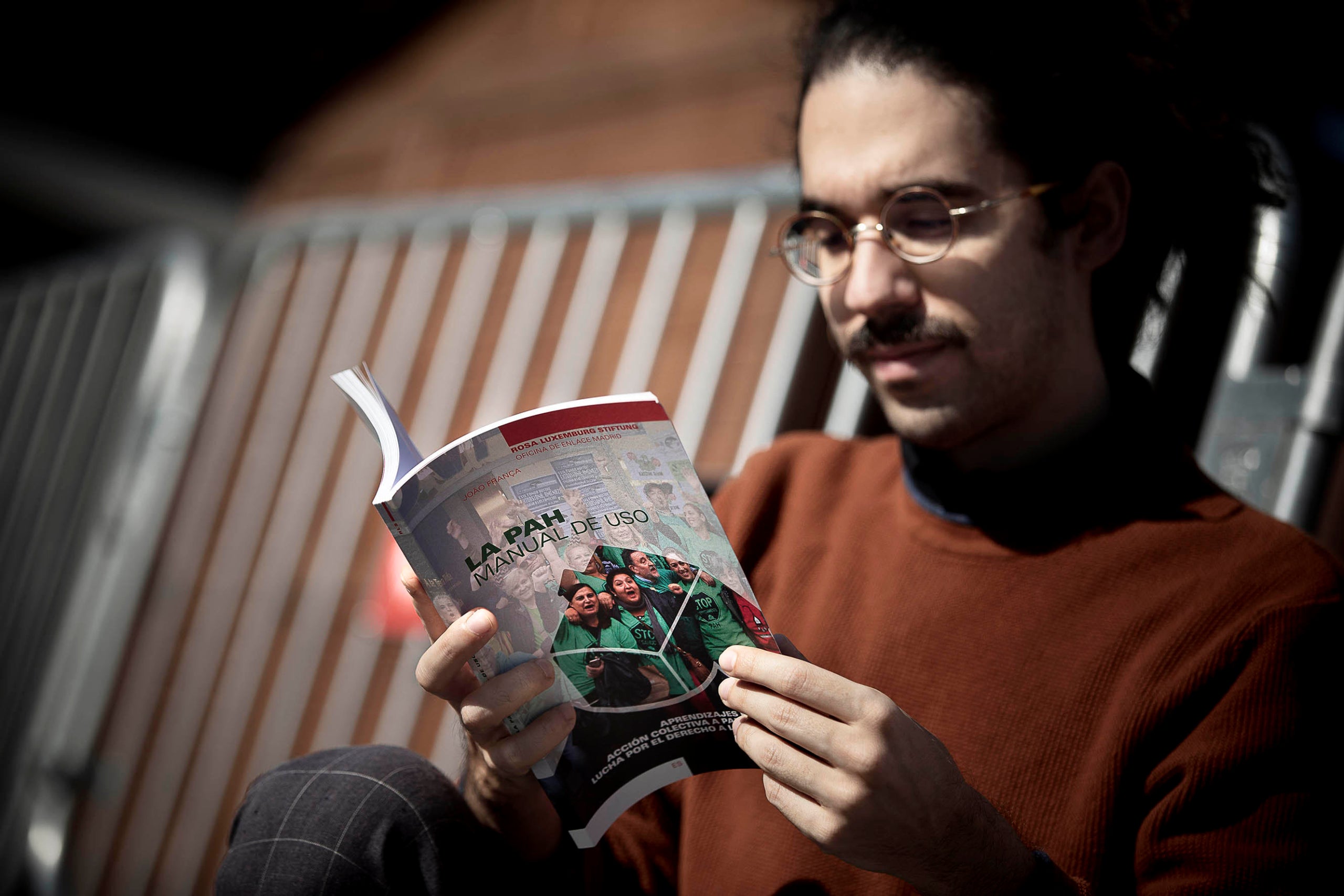 João França amb el seu llibre, 'La PAH, manual de uso', on explica vivències d'aquest moviment amb 12 anys de vida / Jordi Play