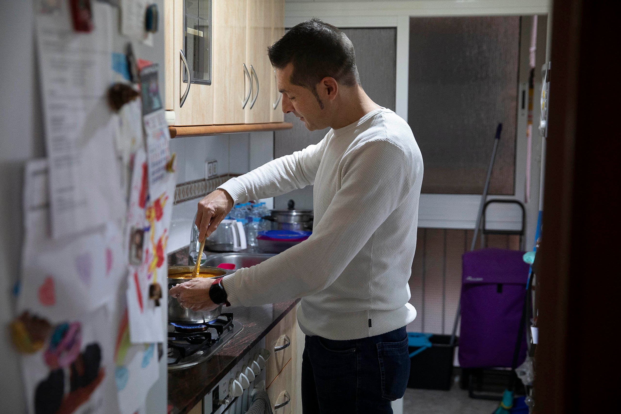 José Luis Parra García prepara el dinar a casa seva, a Badalona, mentre espera una alternativa professional després del tancament de Nissan a la Zona Franca / Jordi Play