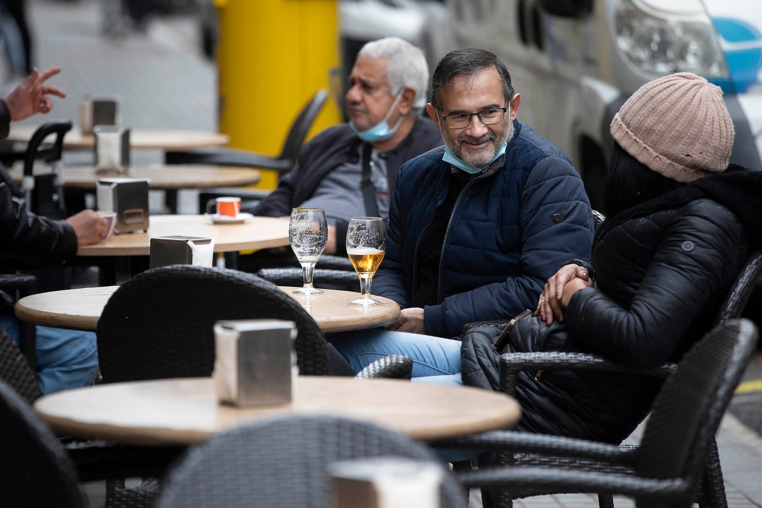 Mascaretes abaixades en una terrassa de Barcelona durant la 6a onada de pandèmia per Covid-19 / Jordi Play