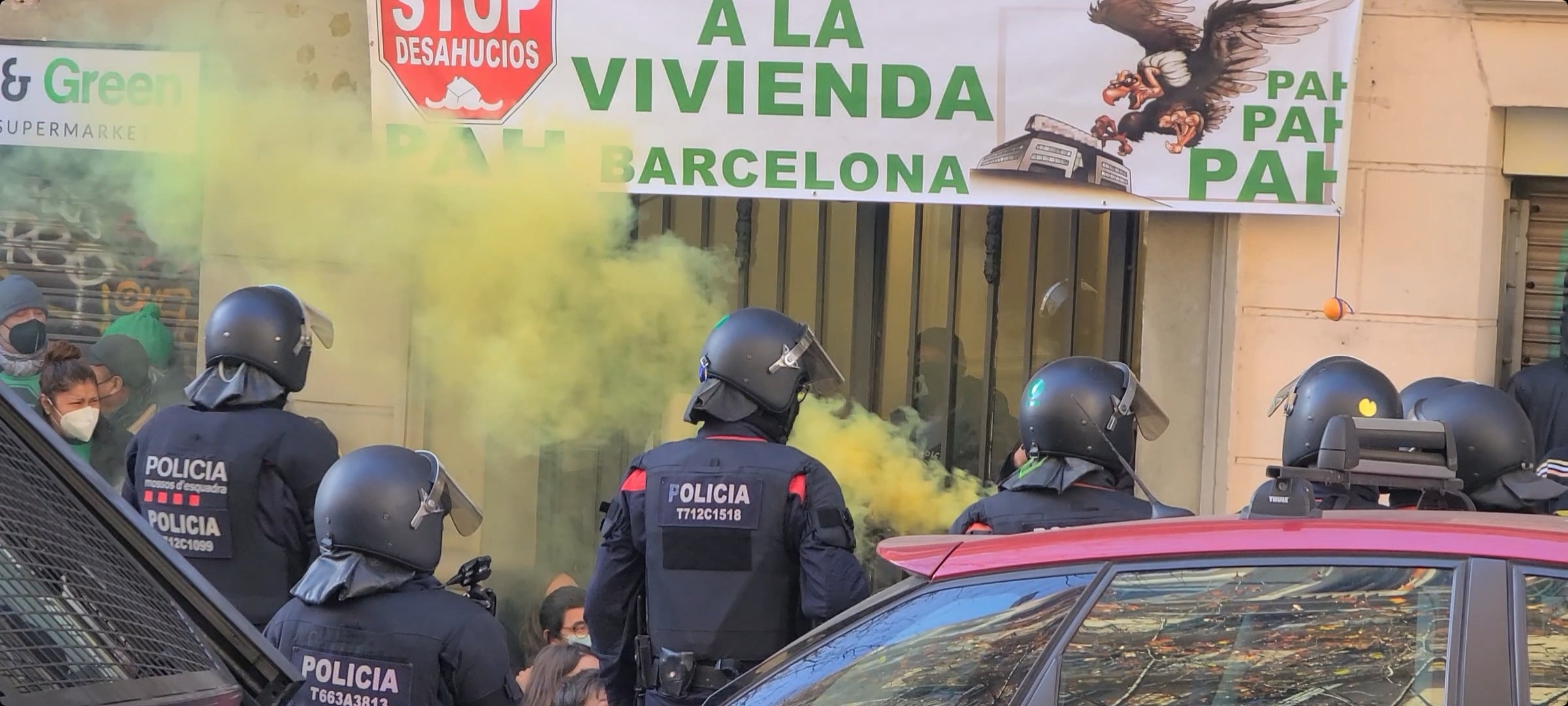 Un centenar d'activistes s'han concentrat al carrer Roger de Flor 209, a l'Eixample, per aturar el desnonament d'una família vulnerable aquest dilluns / ESM