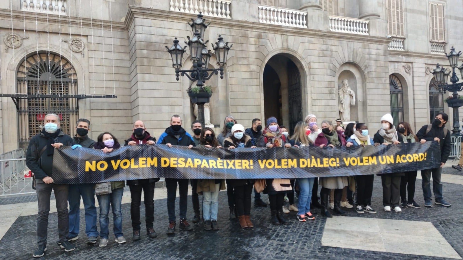 Concentració de treballadors de les antigues ocelleries de la Rambla davant de l'Ajuntament / Cedida