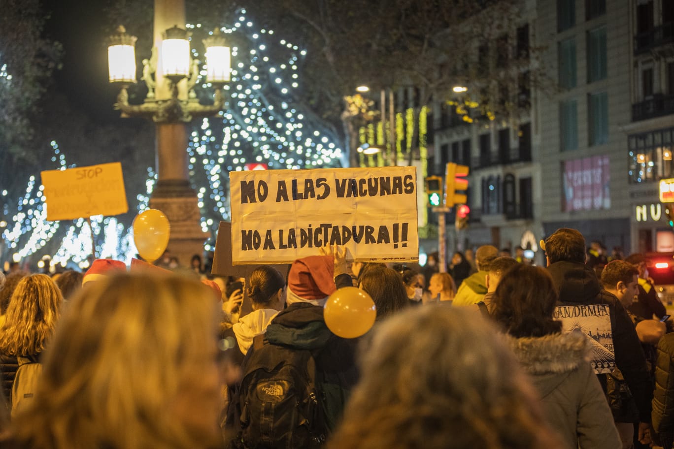 Pancarta contra les vacunes a una marxa negacionista en la vigília de Cap d'Any, al centre de Barcelona / David Melero