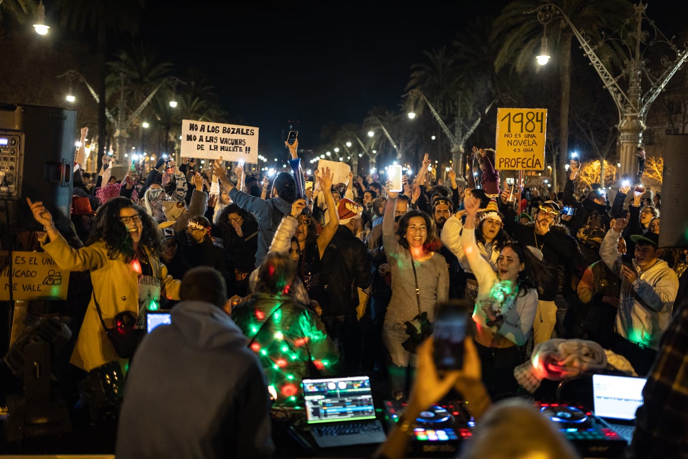 Assistents a la concentració negacionista fent festa a la vigília de Cap d'Any a l'Arc de Triomf / David Melero