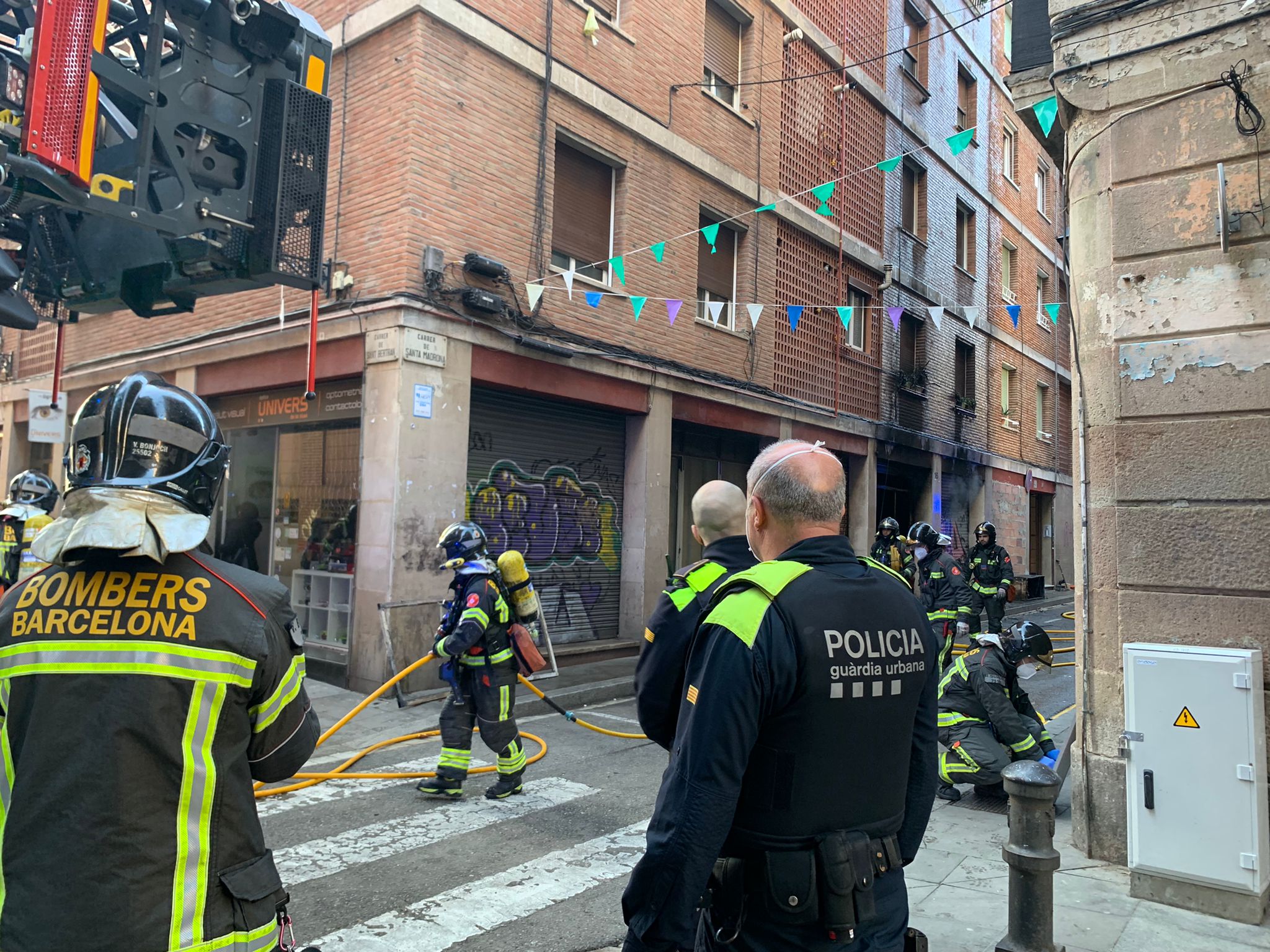 Incendi a un local situat al número 16 del carrer de Santa Madrona aquest 1 de gener de 2022 / Sílvia Barroso