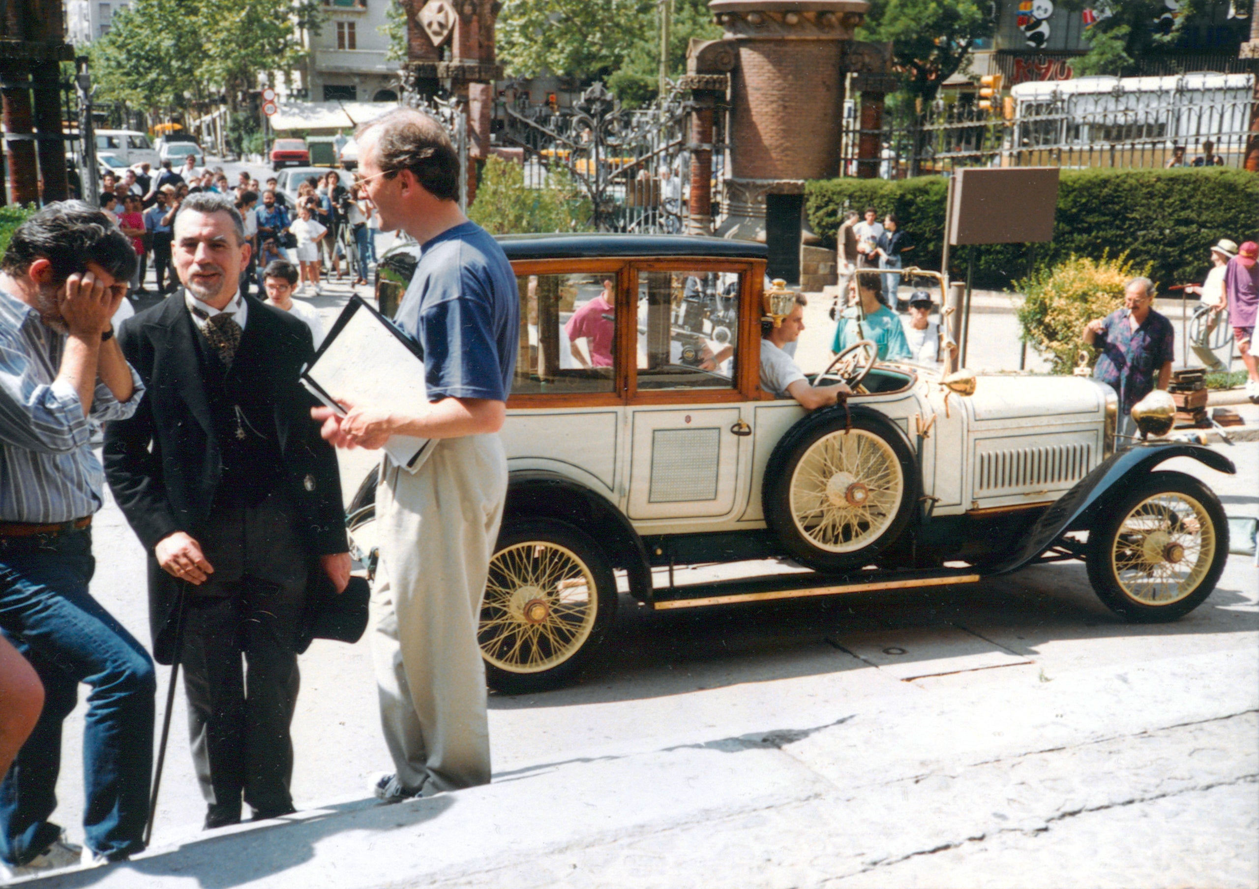 George Lucas (esquerra) i Terry Jones (a la dreta de Lucas) a l’entrada de l’Hospital de Sant Pau el 21 de juliol de 1991 / Font: Arxiu Històric de l'Hospital de la Santa Creu i Sant Pau