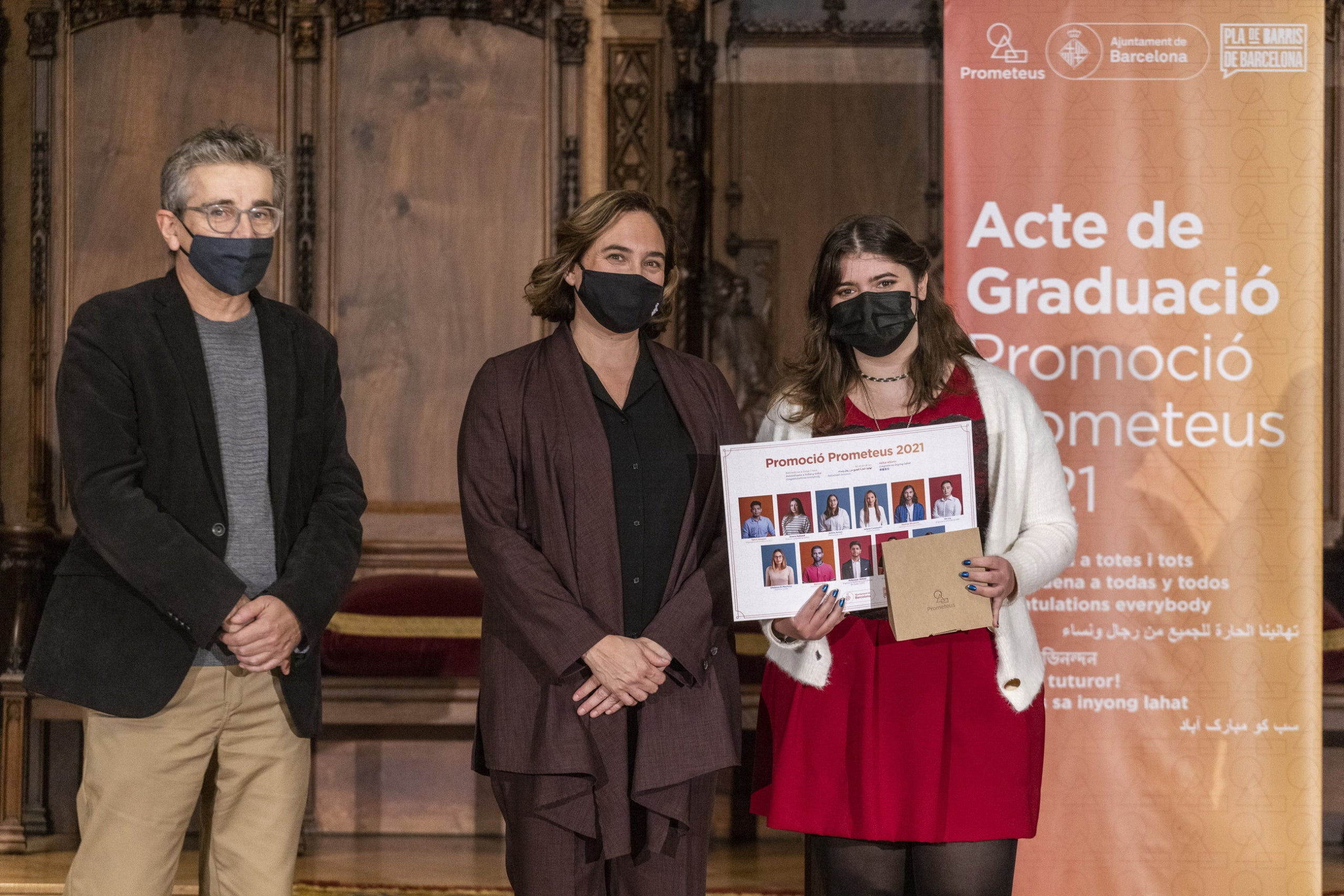 Gayatri López (d), juntament amb el tinent d'alcalde d'Educació de l'Ajuntament de Barcelona, Jordi Martí (e1) i l'alcaldessa de Barcelona, Ada Colau (e2) / Programa Prometeus (cedida)