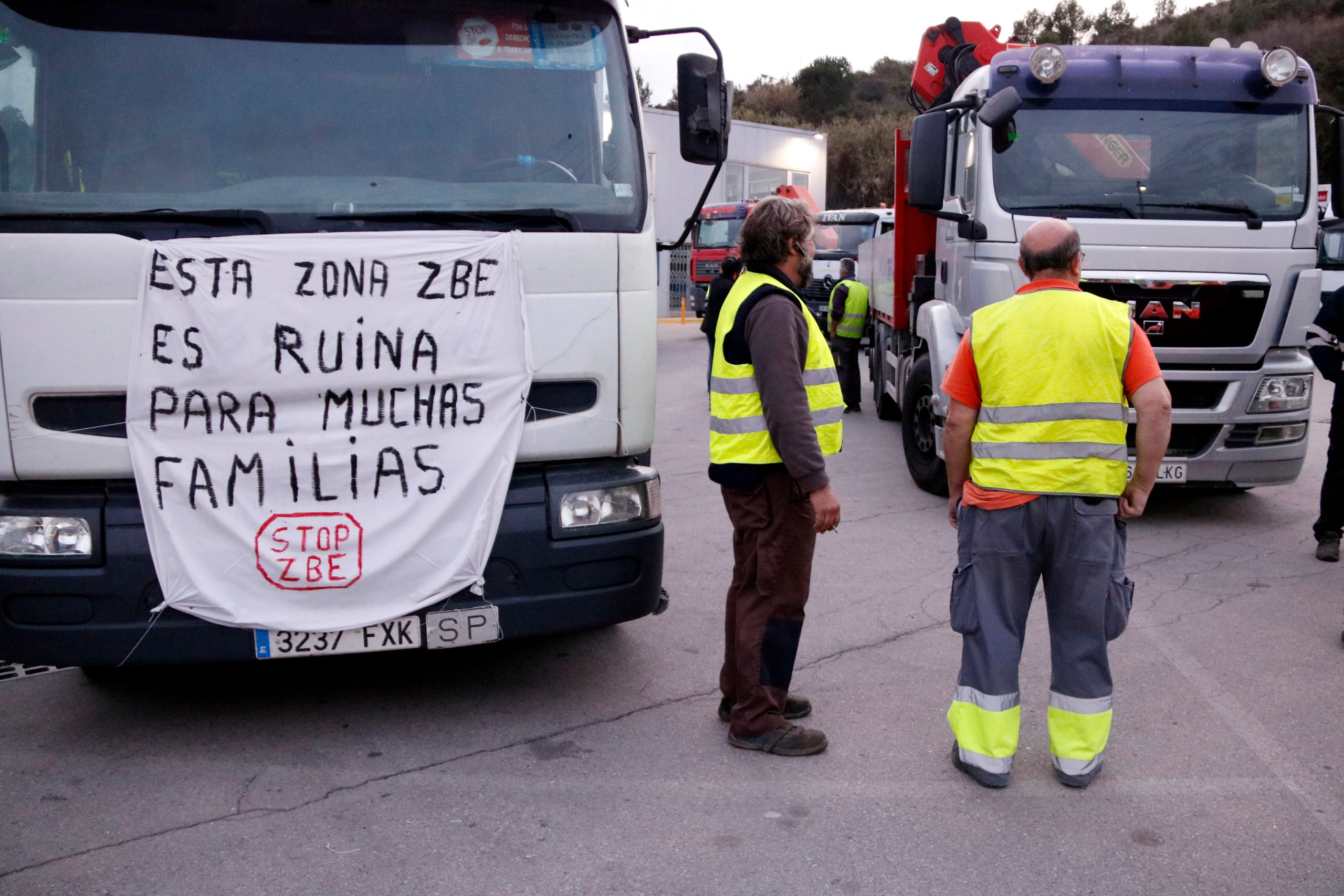 Un camió amb pancartes contra la ZBE a la sortida de la marxa lenta, el 22 de novembre del 2021 / Jordi Bataller (ACN)