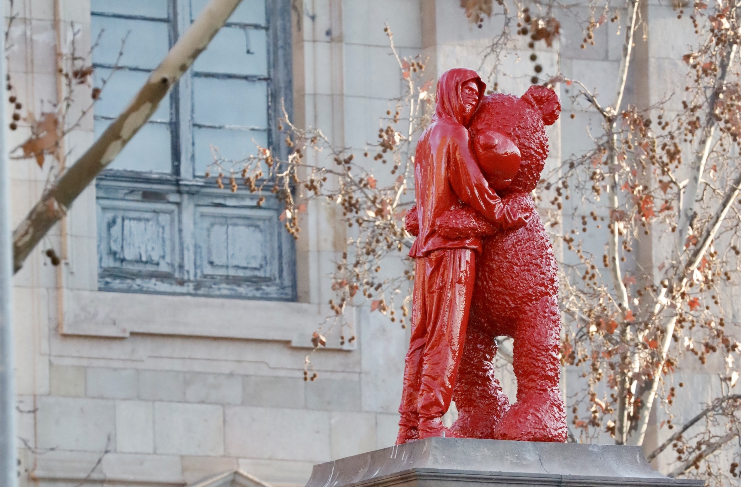 L'artista francès James Colomina col·loca 'sense permís' de l'Ajuntament de Barcelona una escultura contra l'esclavisme a la plaça Antonio López al barri de Sant Pere, Santa Caterina i la Ribera / Jaime Colomina (Europa Press)