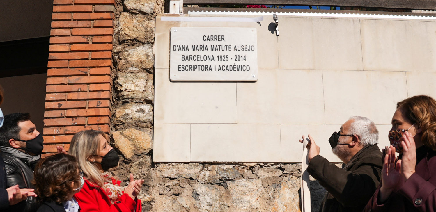 Placa dedicada a l'escriptora Ana Maria Matute Ausejo amb una pífia ortogràfica / Ajuntament de Barcelona