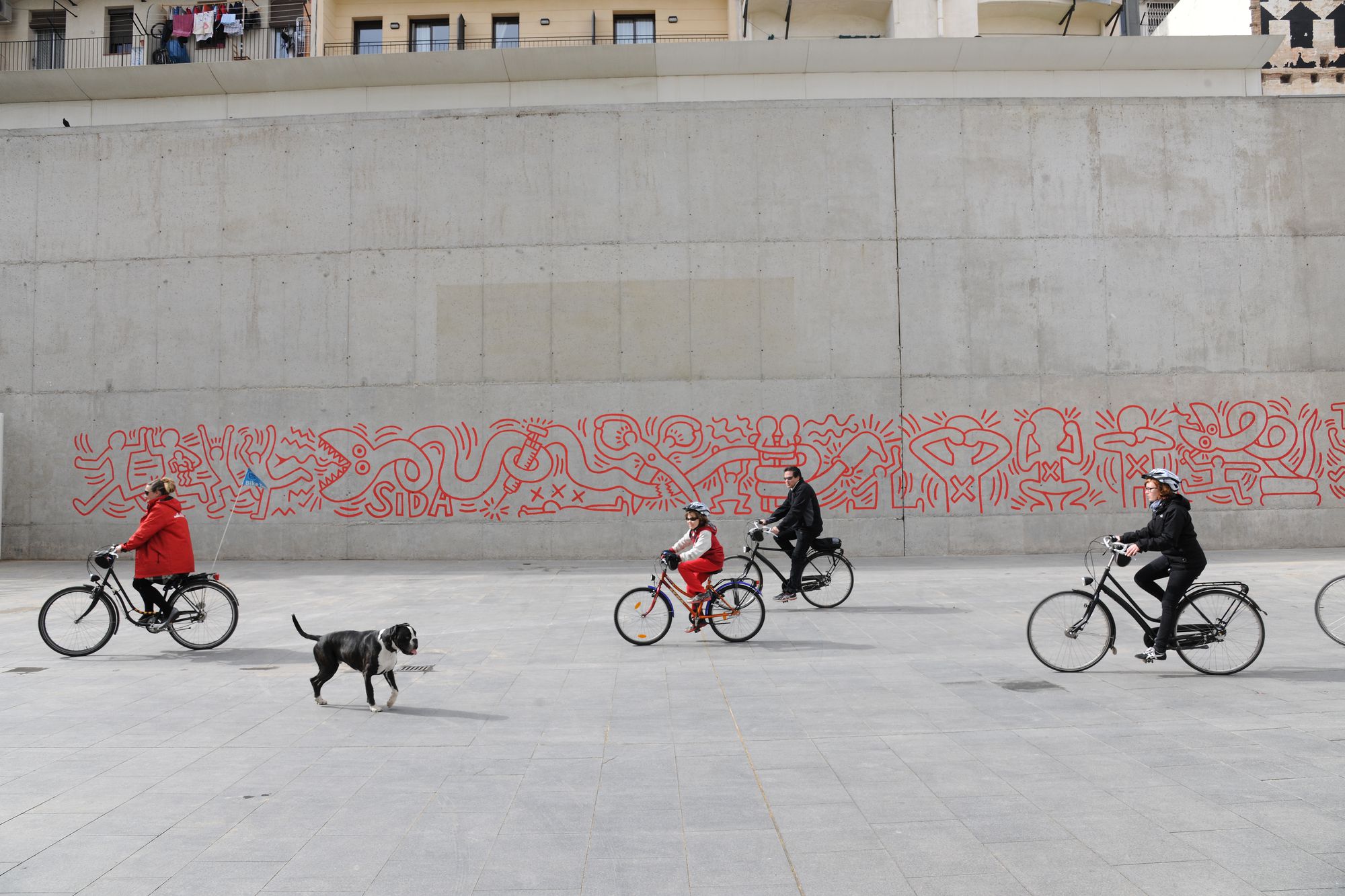 Gent passejant amb bici pel Raval / Antonio Lajusticia Bueno