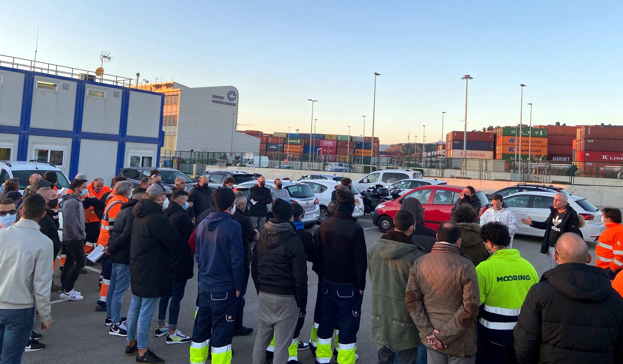 L'assemblea dels amarradors al Port de Barcelona, que ha decidit no ratificar el preacord i anar a la vaga, el 15 de gener del 2022 (Horitzontal).