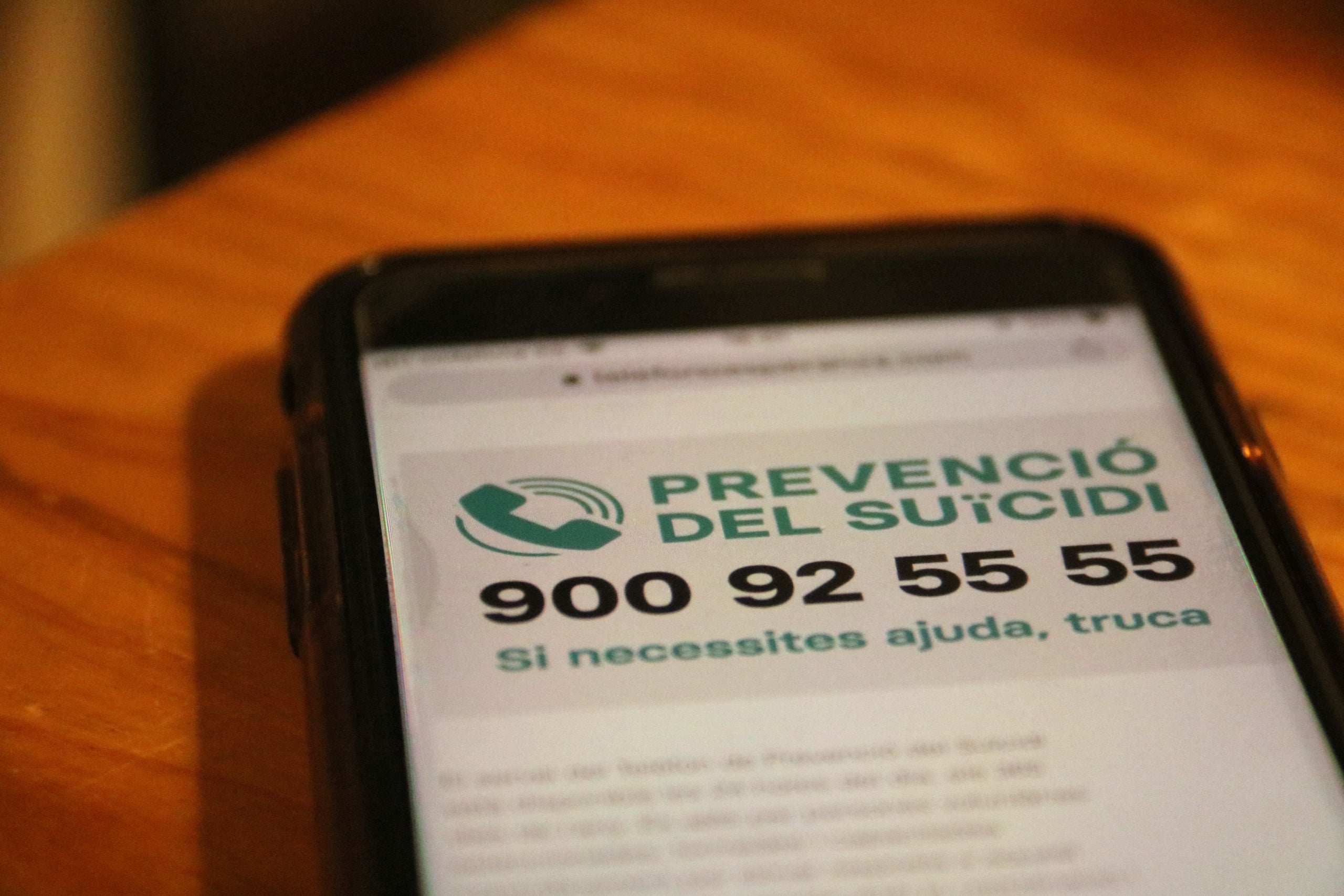 Telèfon mòbil amb informació oberta a internet sobre el Telèfon de Prevenció del Suïcidi de Barcelona / Blanca Blay (ACN)