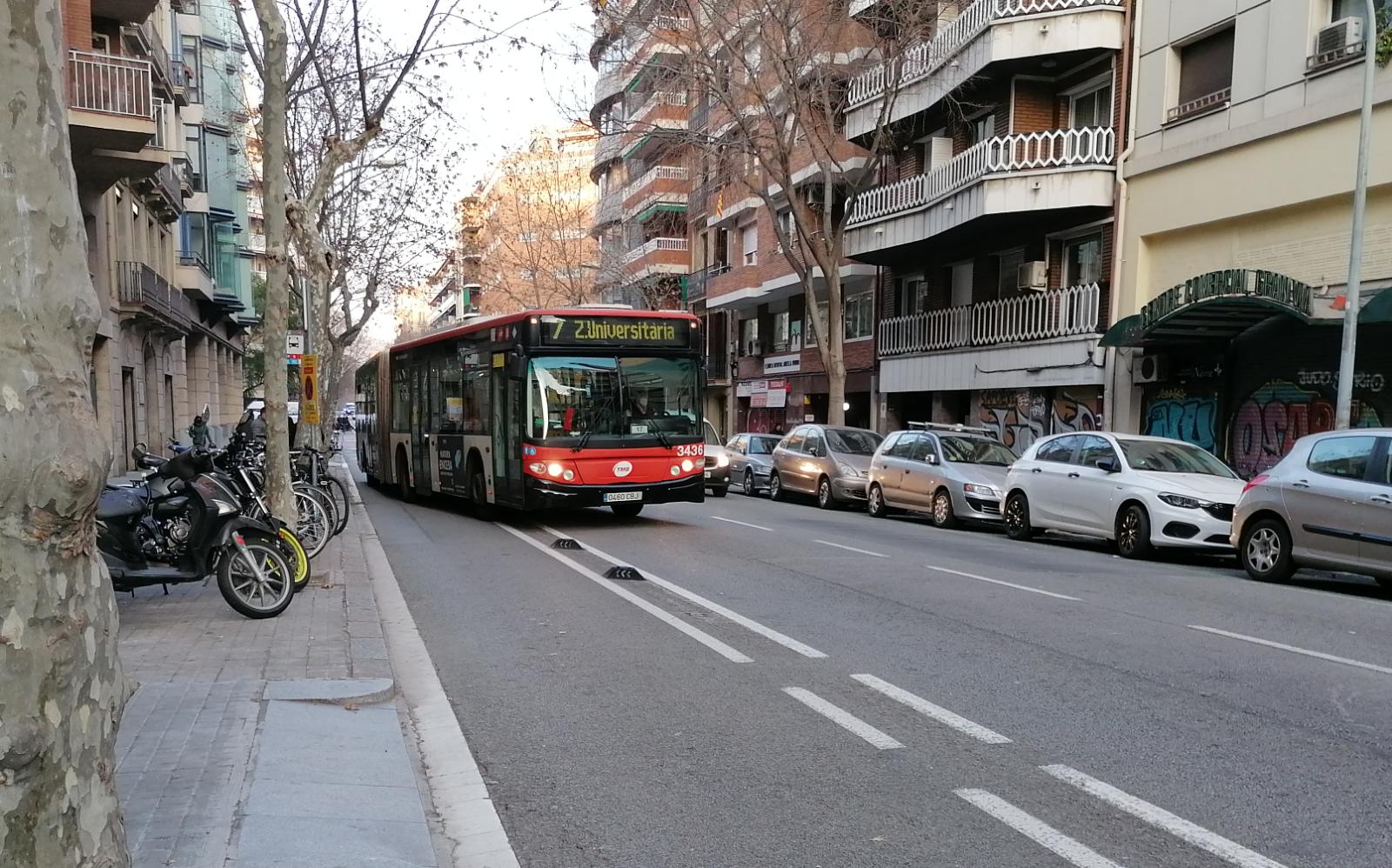 Un bus maniobrant després d'envair el carril bici per aturar-se a la parada provisional del carrer Diputació / TOT Barcelona