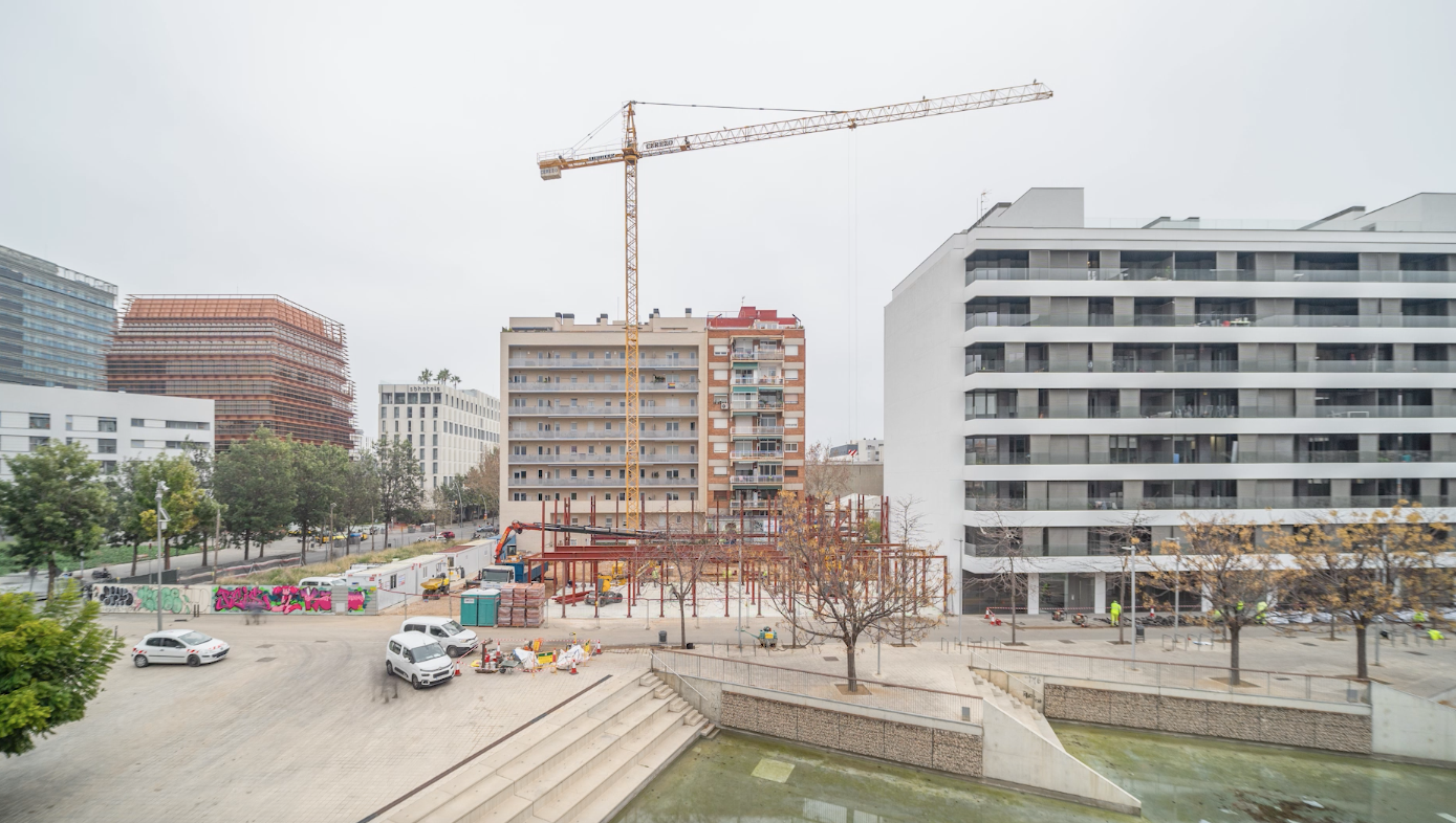 Bloc de pisos contenidor a Glòries / Constructora de Calaf