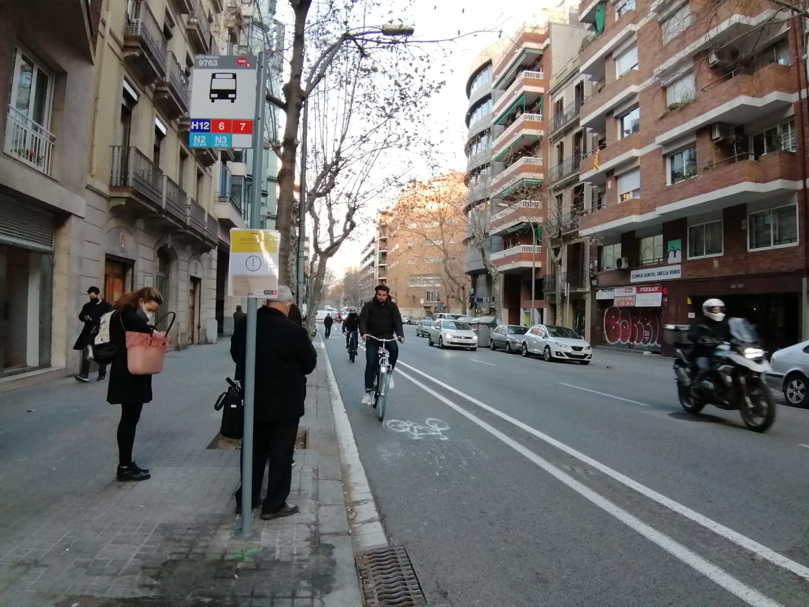 La parada provisional enganxada al carril bici del carrer Diputació / TOT Barcelona