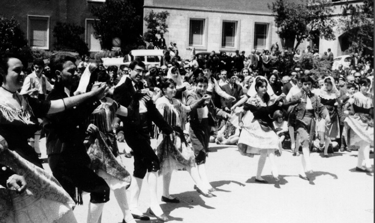 L'Esbart ballant la dansa d’ofrena a la Rosa d’Abril (Montserrat, 1967)