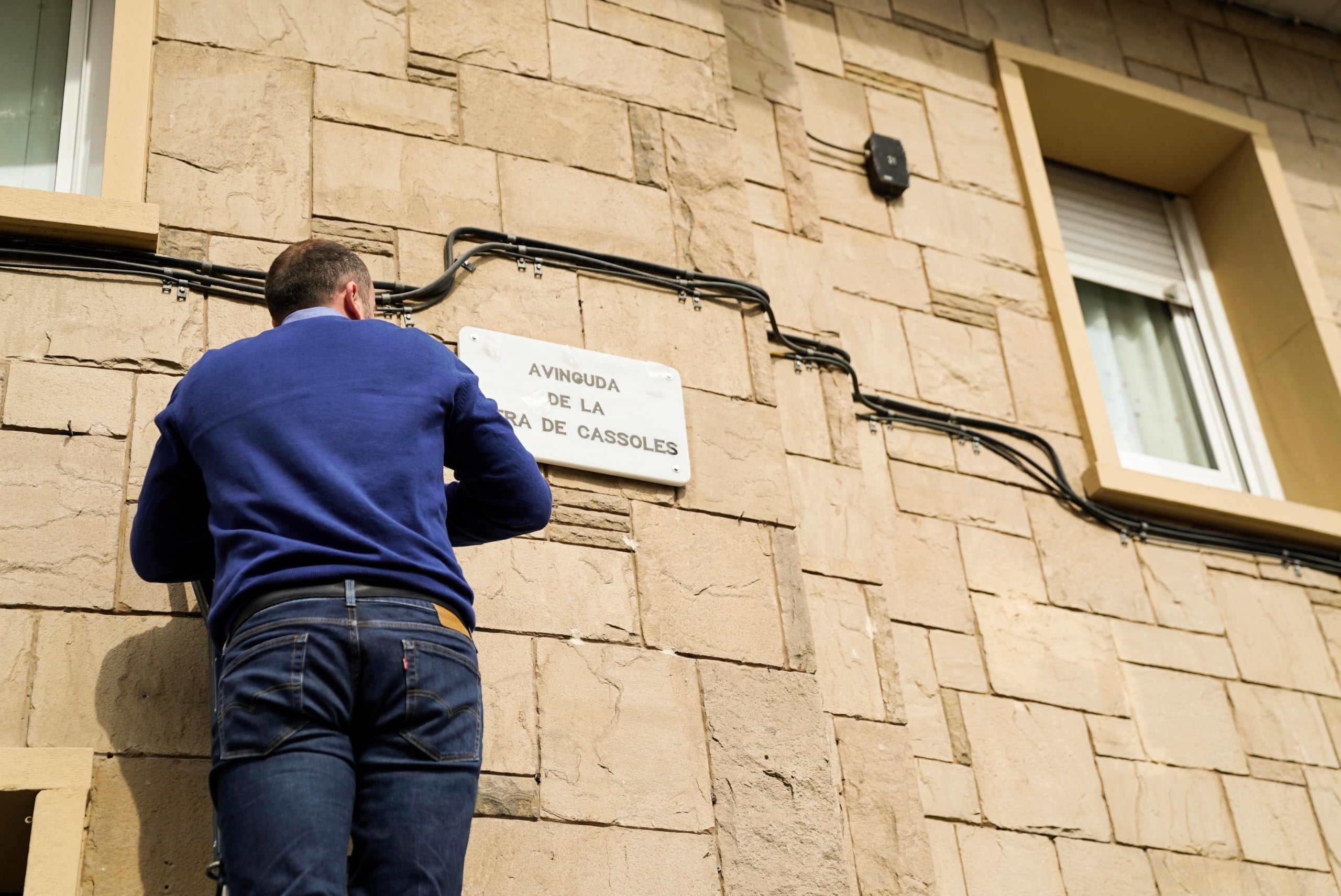 Col·locació de la placa de l'avinguda Riera de Cassoles en substitució de Príncep d'Astúries / Ajuntament de Barcelona / Europa Press