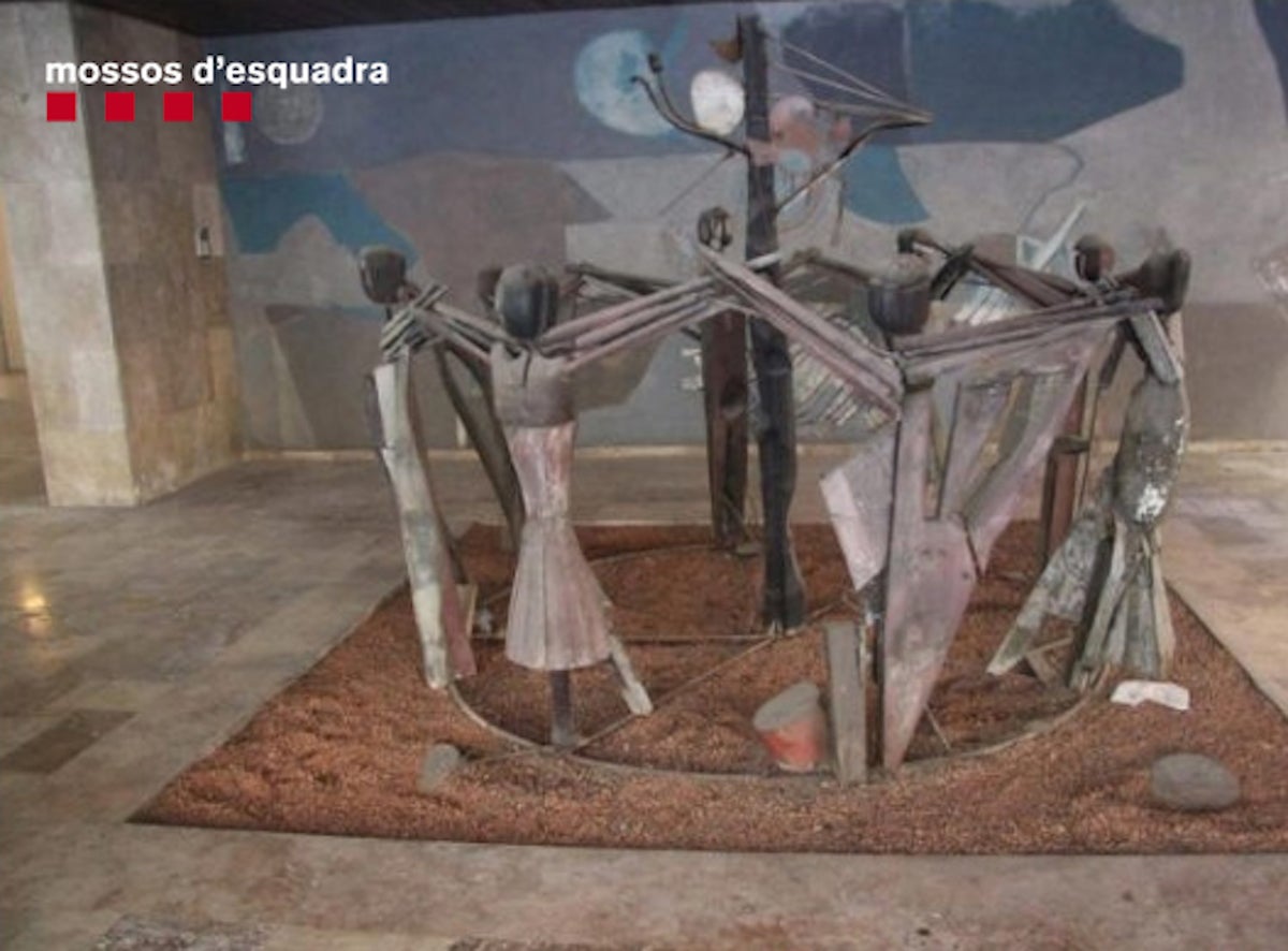 Mural i escultura de l'artista Josep Guinovart destrossat per una comunitat de veïns i un arquitecte al vestíbul d'un edifici al barri de Sant Gervasi-Galvany / Mossos d'Esquadra