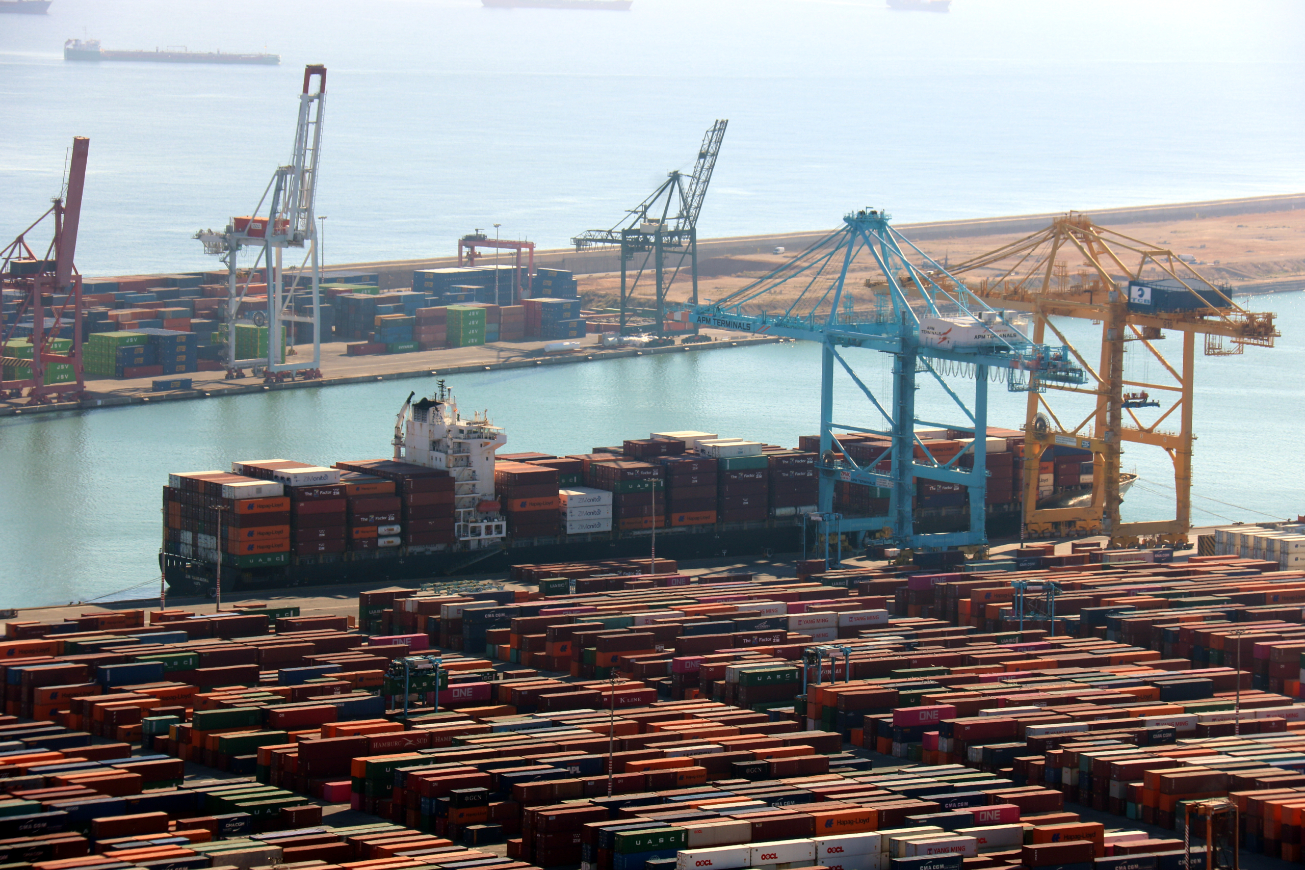 Portacontenidors atracat al Port de Barcelona durant la primera jornada de la vaga indefinida d'amarradors / Lluís Sibils / ACN