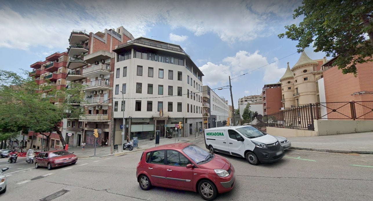 L'antic hotel on es preveu instal·lar l'alberg per a toxicòmans al davant d'una escola del Guinardó / Google Maps