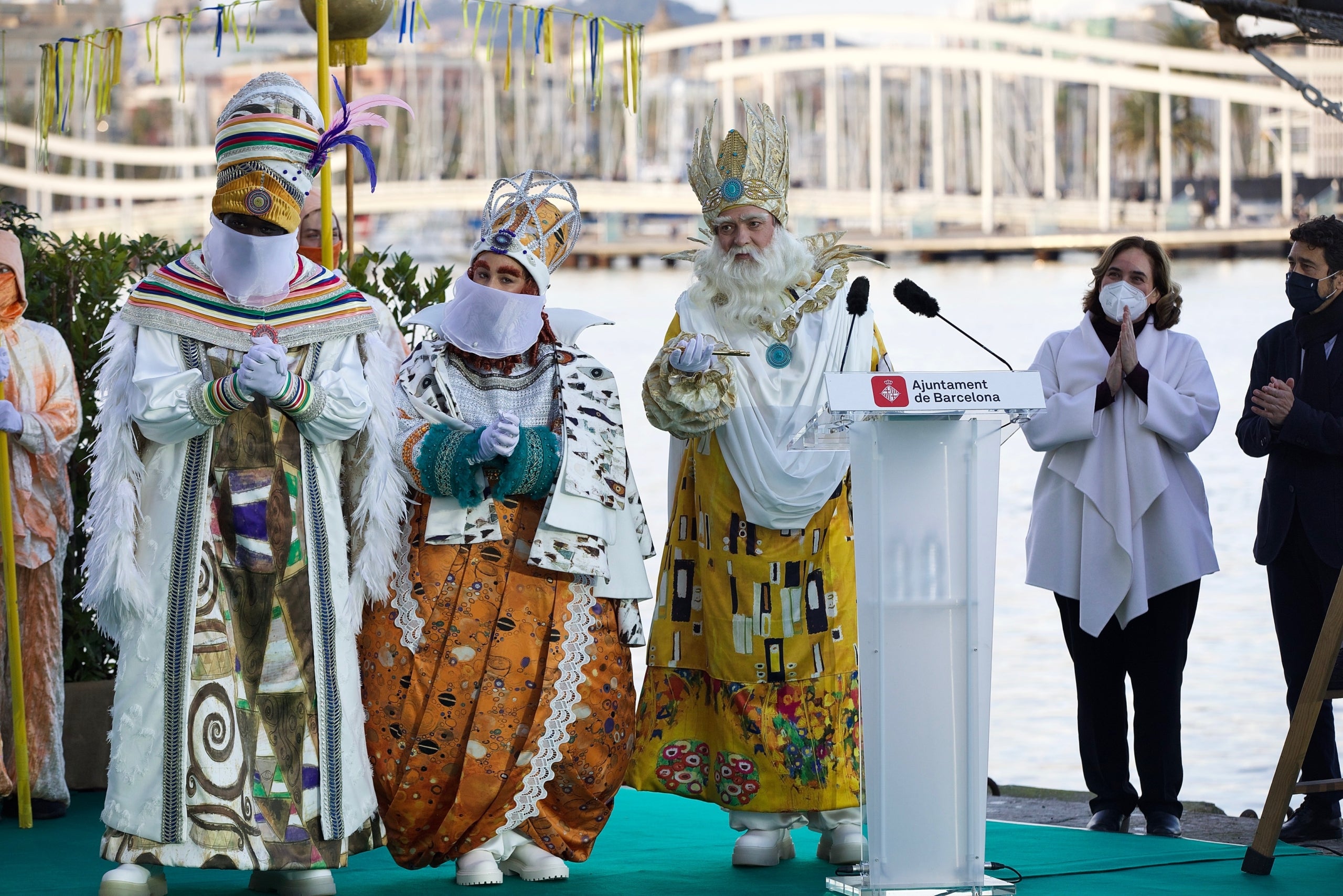 Els tres Reis de l'Orient, amb l'alcaldessa Ada Colau i el president del port, Damià Calvet, abans de la cavalcada de 2022 / Jordi Play