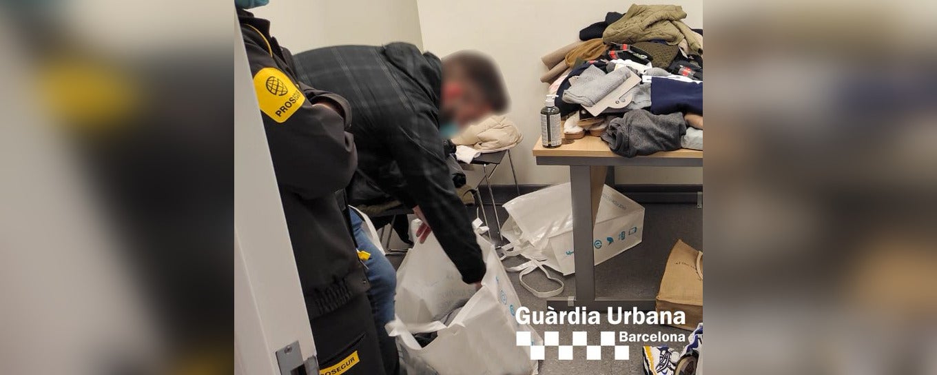 La Guàrdia Urbana ha detingut quatre persones per haver robat 78 peces de roba d'una botiga al Portal de l'Àngel / Guàrdia Urbana