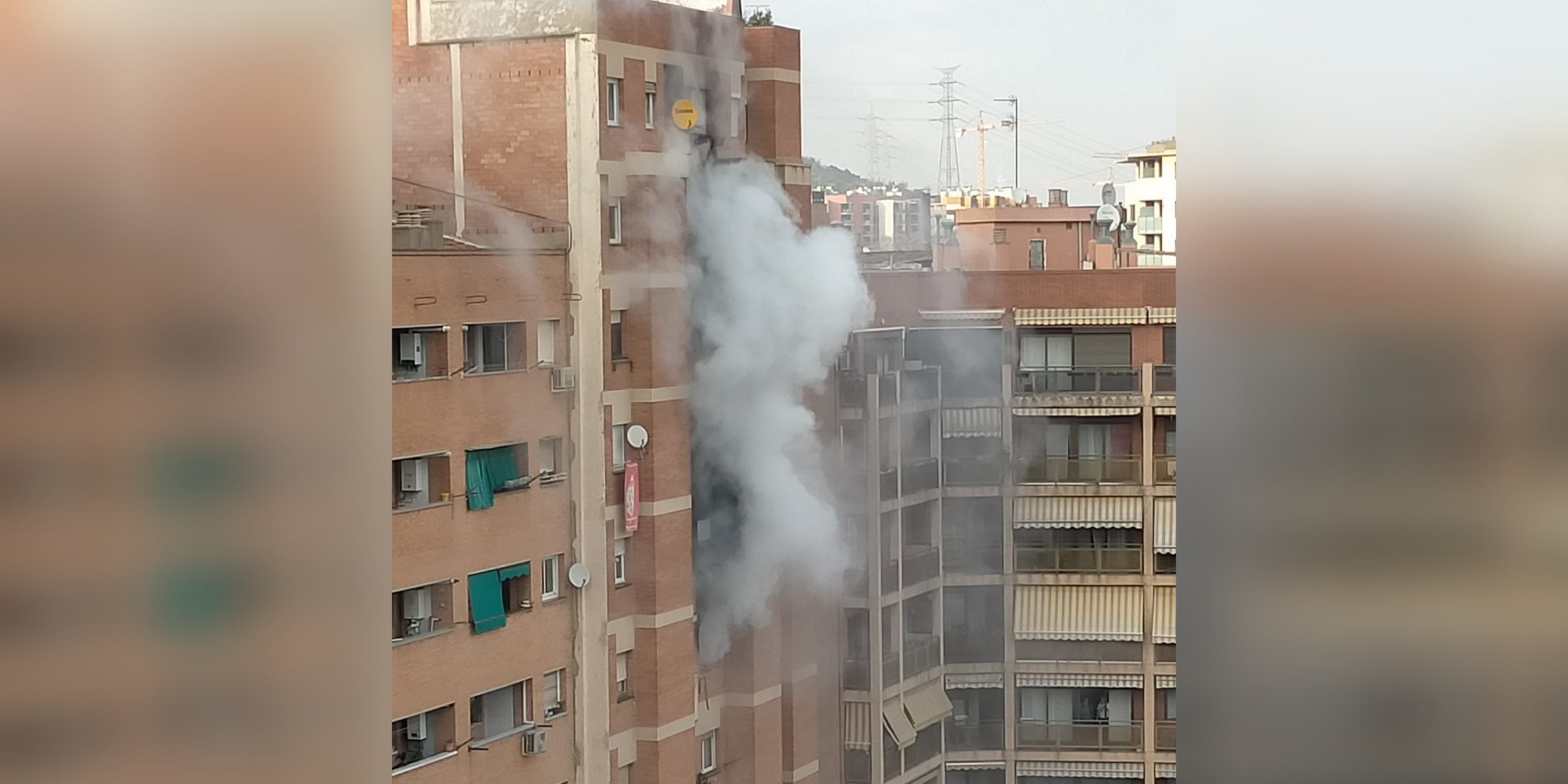 Incendi en un pis del número 596 de l'avinguda Meridiana de Barcelona / Bombers de Barcelona