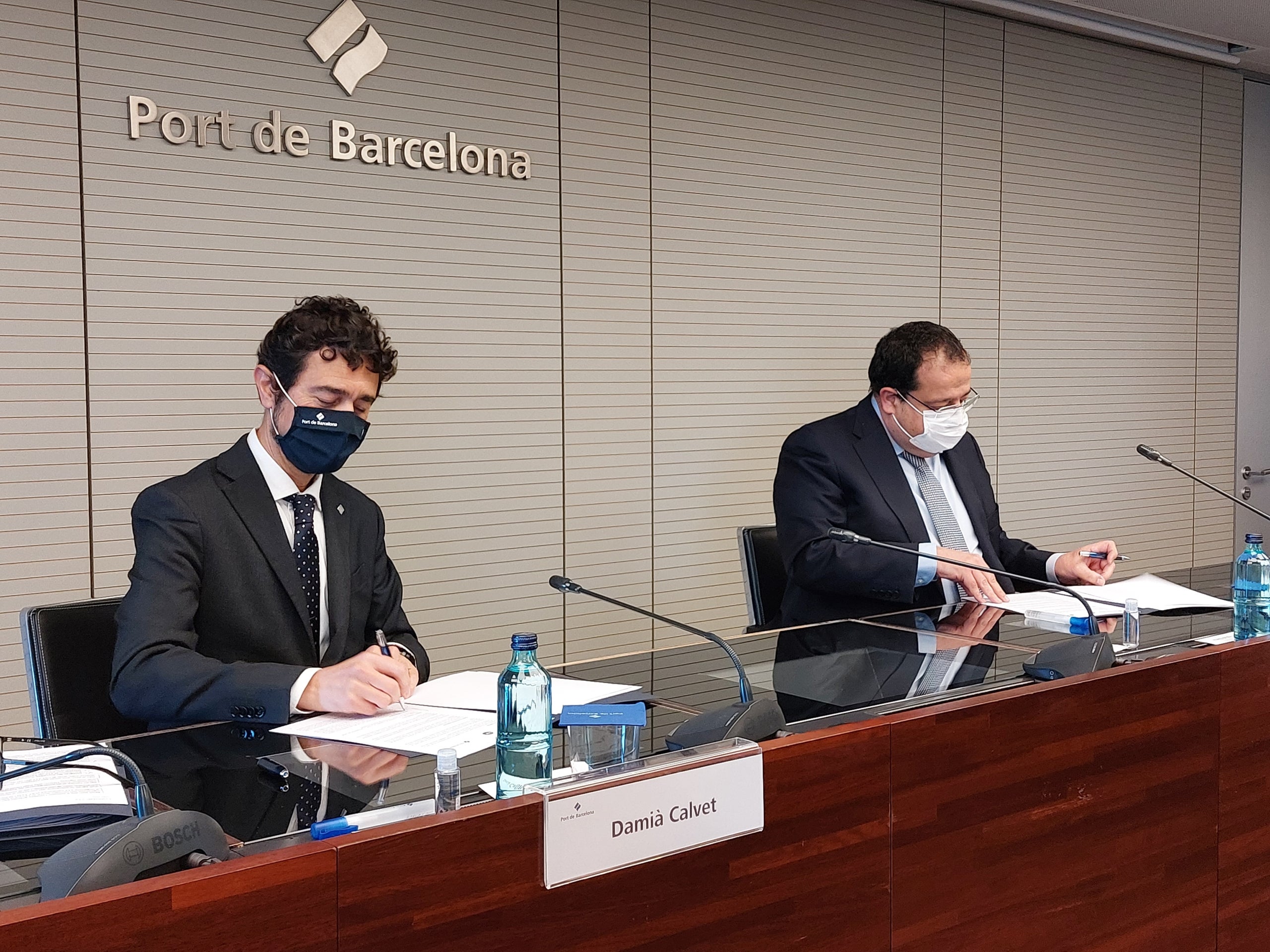 Damià Calvet (e), president del Port de Barcelona, i Joan Ignasi Elena (d), conseller d'Interior de la Generalitat, durant la signatura del conveni de col·laboració entre administracions per assolir una millor gestió del telèfon d'emergències 112 / Departament d'Interior de la Generalitat de Catalunya