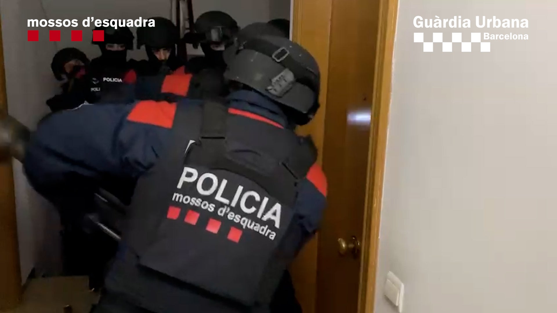 Intervenció del Mossos d'Esquadra i Guàrdia Urbana el 10 de gener de 2021 per desarticular un grup criminal dedicat a la venda de marihuana produïda en pisos ocupats del barri del Polvorí / Mossos d'Esquadra i Guàrdia Urbana