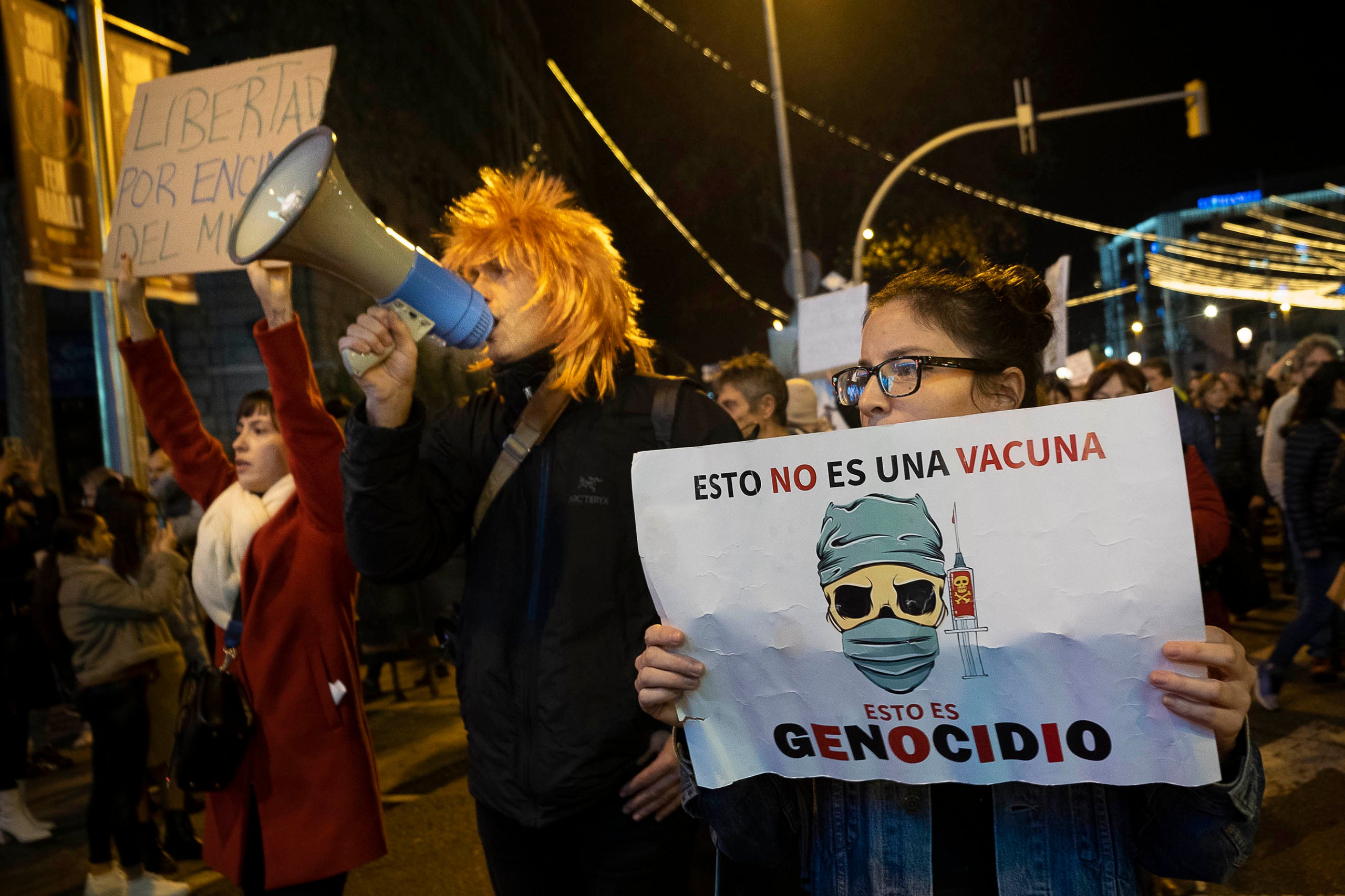 Manifestació negacionista contra la vacunació de la Covid-19 al centre de Barcelona / Jordi Play