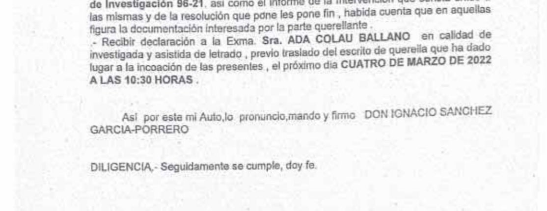 Fragment de la interlocutòria que cita Ada Colau a declarar com a investigada al jutjat d'instrucció 21 de Barcelona / TOT Barcelona