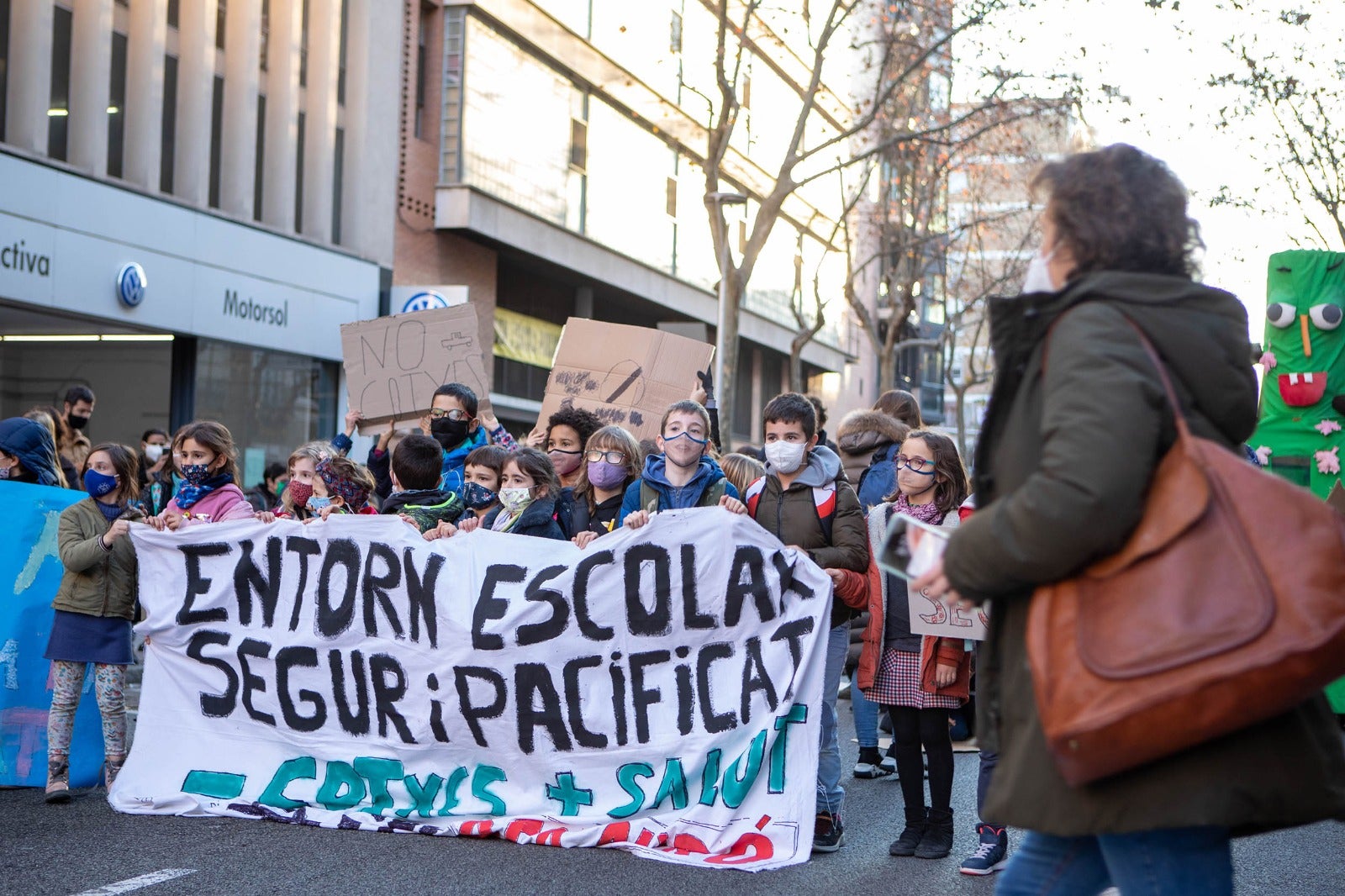 Acció de protesta per demanar entorns escolars menys contaminants, menys sorollosos i més segurs / Revolta Escolar / Cedida