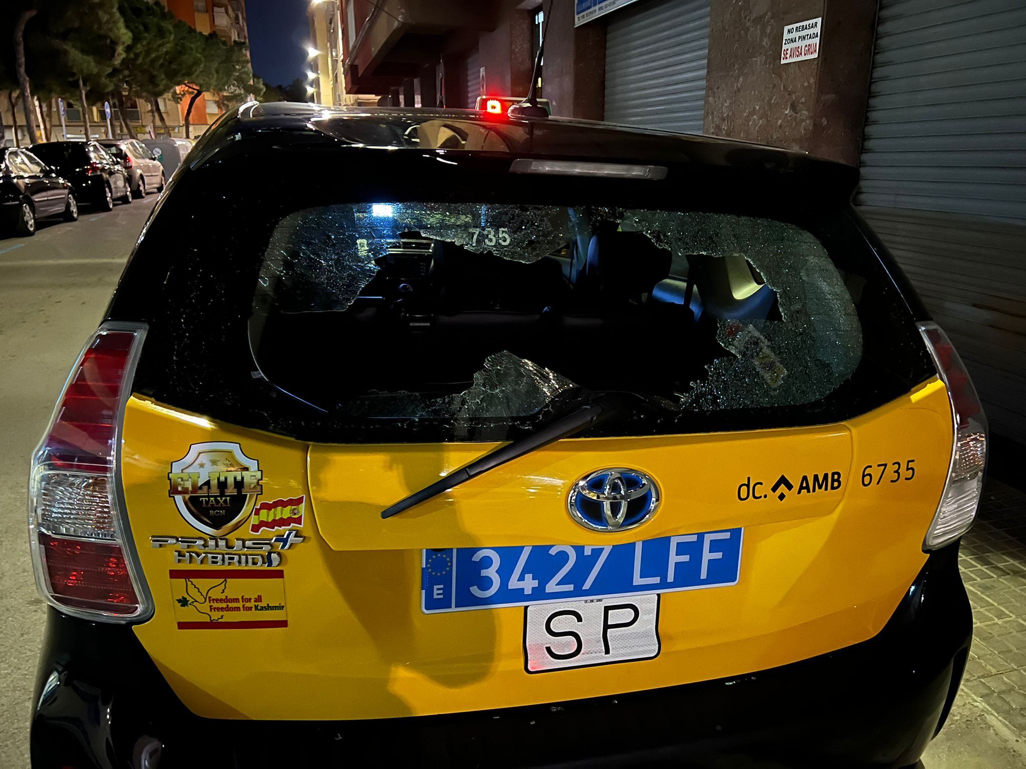 L'estat en què va quedar el vidre del darrere del taxista agredit / Cedida