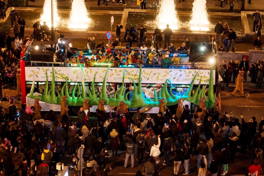 Un bus turístic en la cavalcada de Reis de 2015 / Pep Herrero / TMB