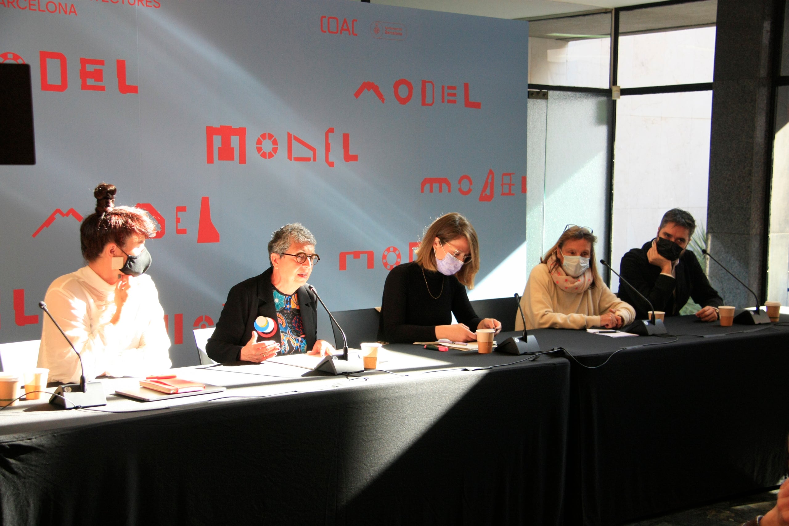 La direcció artística del Festival d'Arquitectures 'Model': Beth Galí, José Luis de Vicente i Eva Franch i Gilabert, amb la tinenta d'alcaldia d'Urbanisme, Janet Sanz, i la degana del COAC, Assumpció Puig, durant la presentació del projecte / Ethan López (ACN)