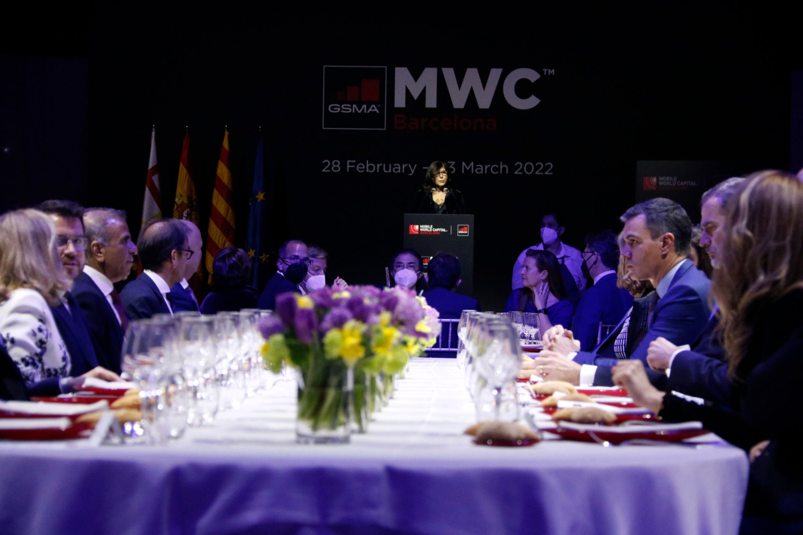 La taula presidencial del sopar del Mobile World Congress (MWC) amb l'alcaldessa de Barcelona, Ada Colau, el rei Felip VI, el president de la Generalitat, Pere Aragonès i el president del govern espanyol, Pedro Sánchez / Blanca Blay (ACN)