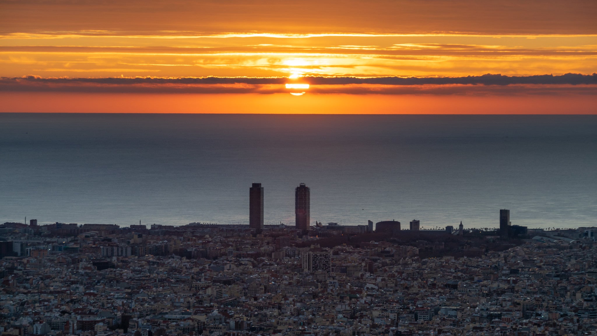 Sortida de sol a Barcelona durant el gener de 2022 / Alfons Puertas