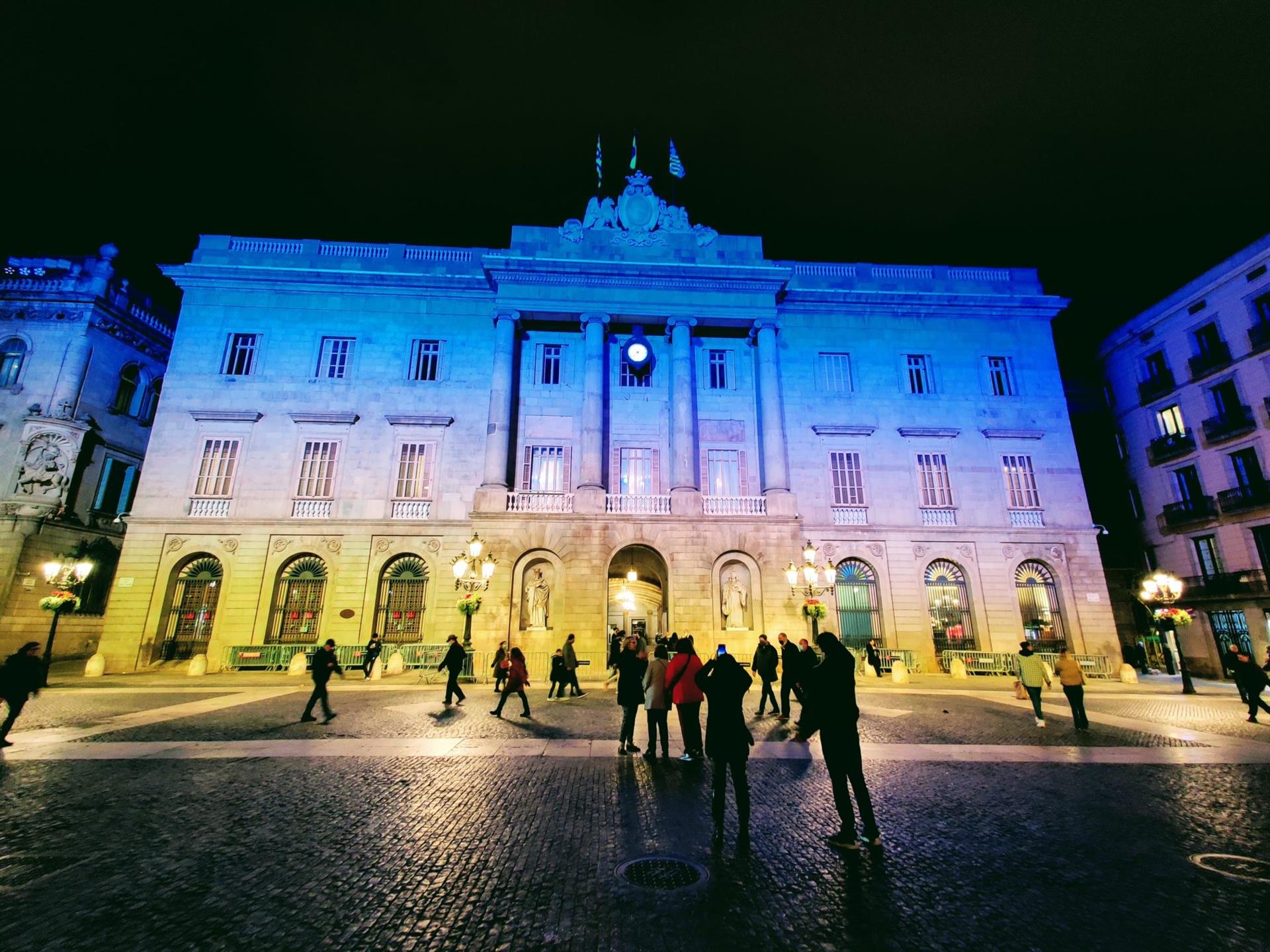 La façana de l'Ajuntament de Barcelona, il·luminat amb els colors de la bandera d'Ucraïna / Ajuntament de Barcelona