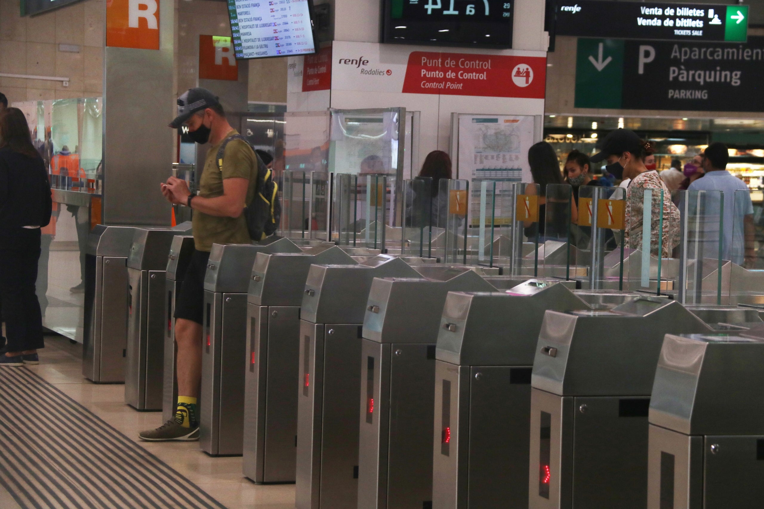 Un passatger entra a la zona de vies de l'estació de Sants de Barcelona / Albert Cadanet (ACN)