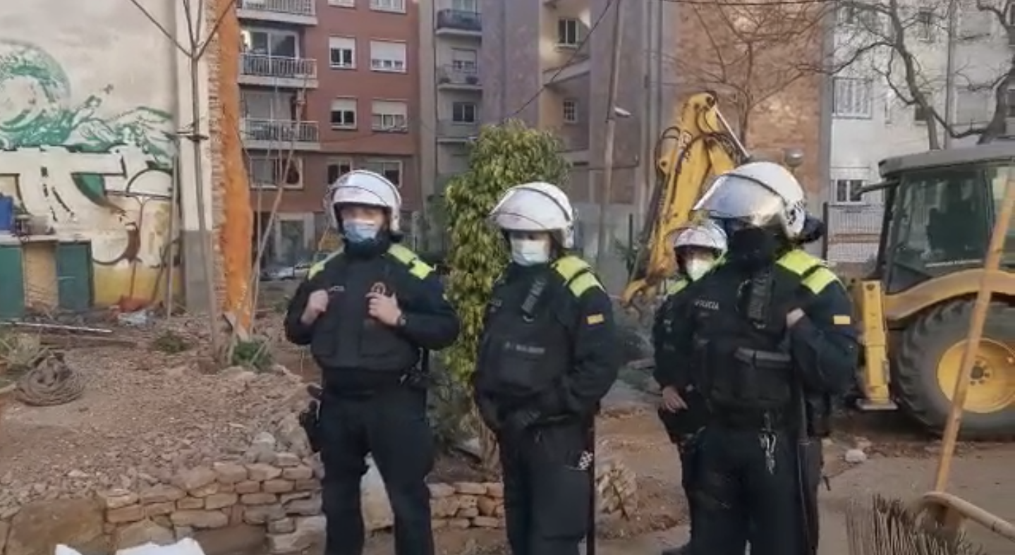 La Guàrdia Urbana desallotja els veïns del Baix Guinardó que han ocupat un solar municipal on han fet un hort comunitari / Hort El Brot (cedida)