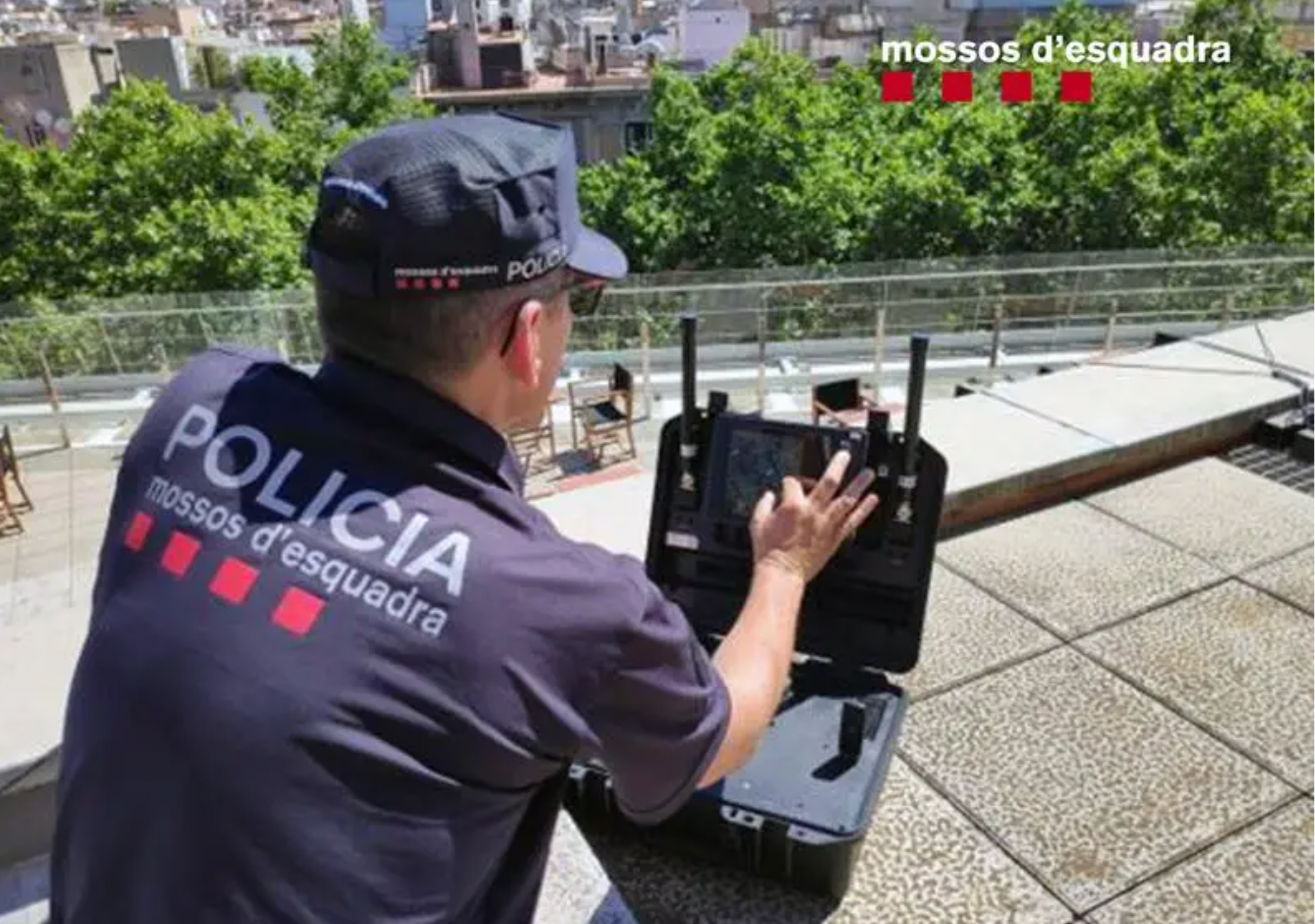 Denuncien un home per volar un dron de manera irregular per sobre de Barcelona
