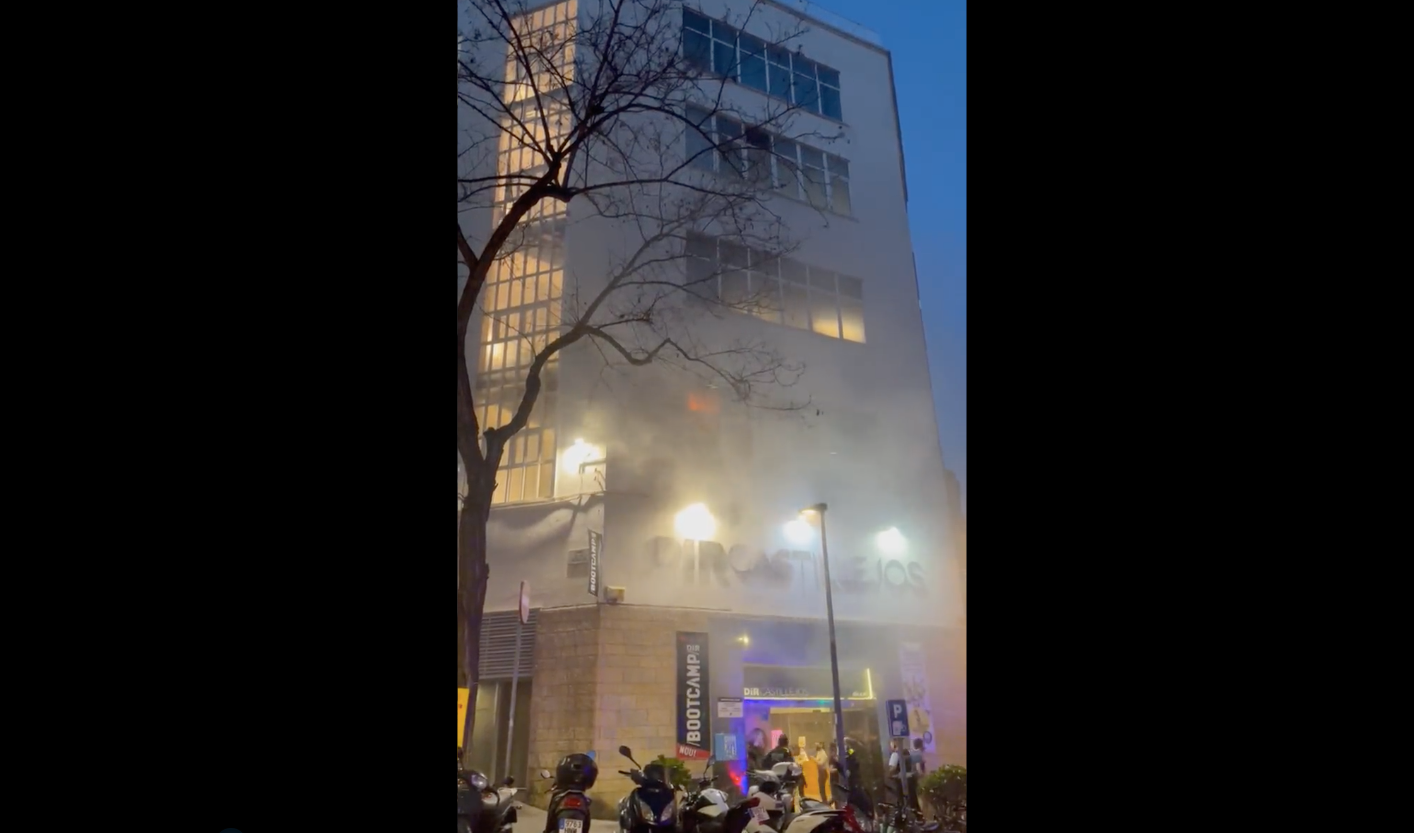 Fum a l'entrada del gimnàs del carrer Castillejos on s'ha produït un incendi / Twitter